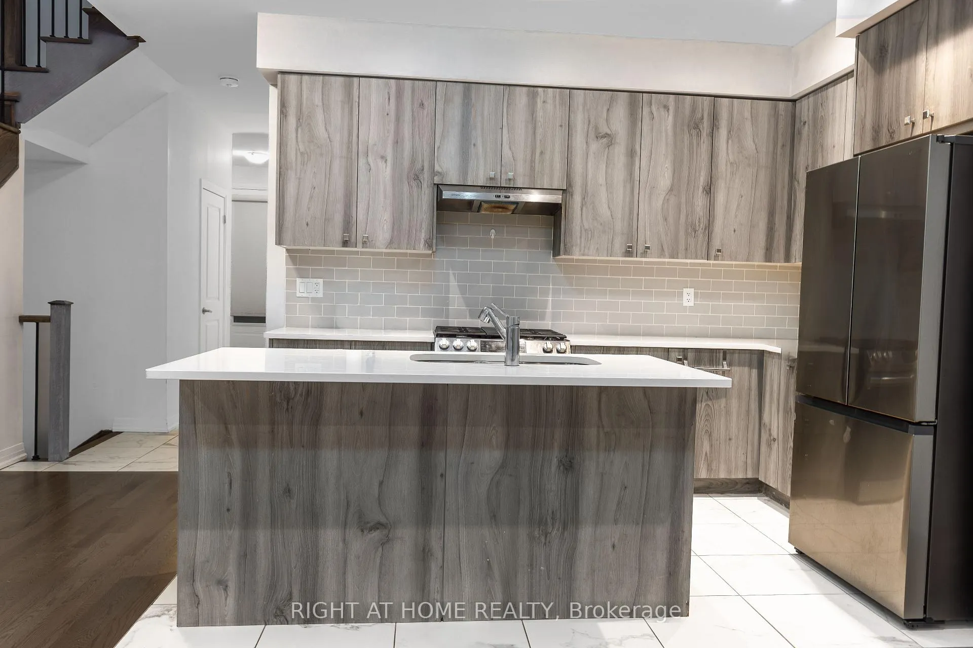 Photo 13 of 110 yale Drive, Hamilton, Mount Hope — HOMEH
