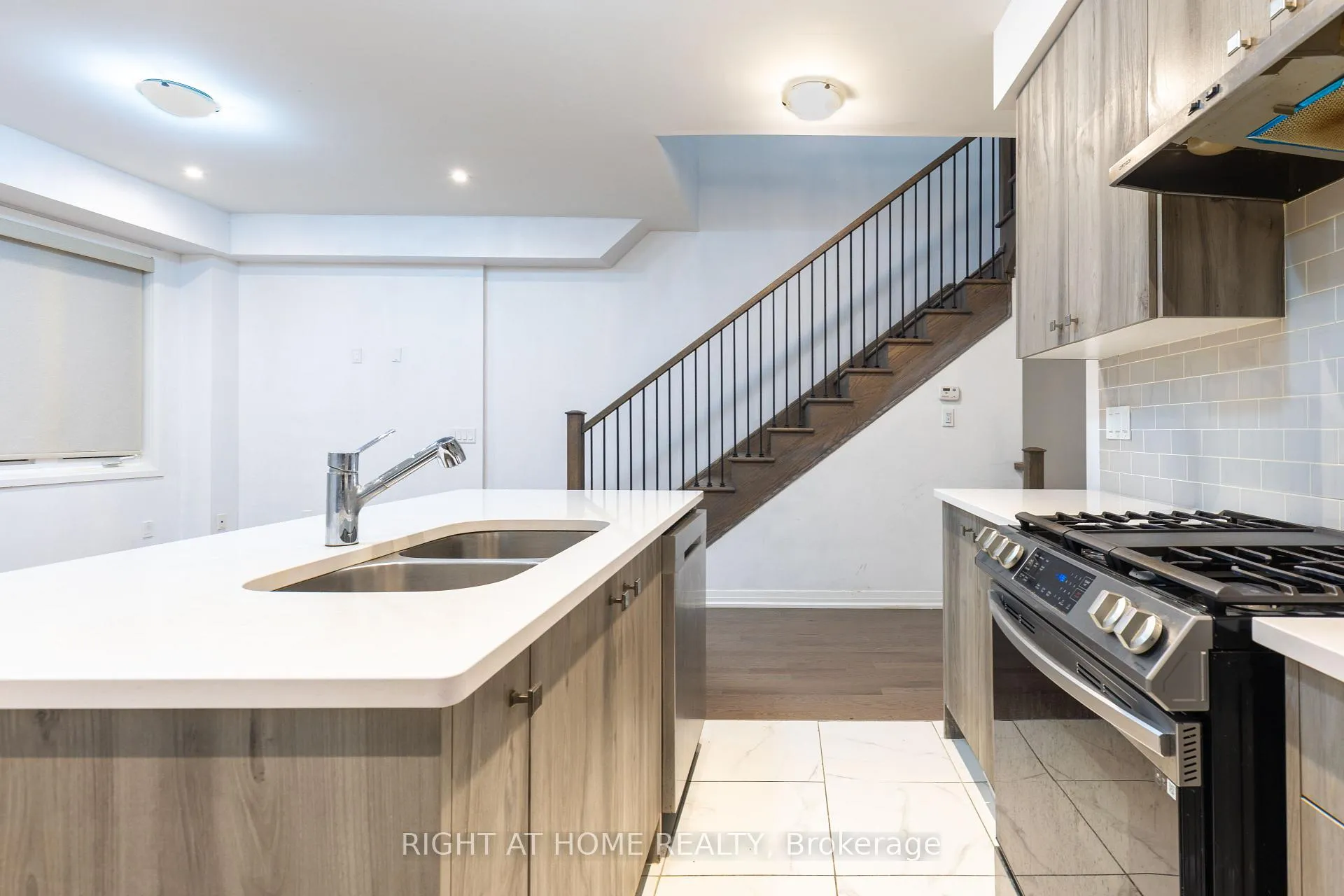 Photo 16 of 110 yale Drive, Hamilton, Mount Hope — HOMEH