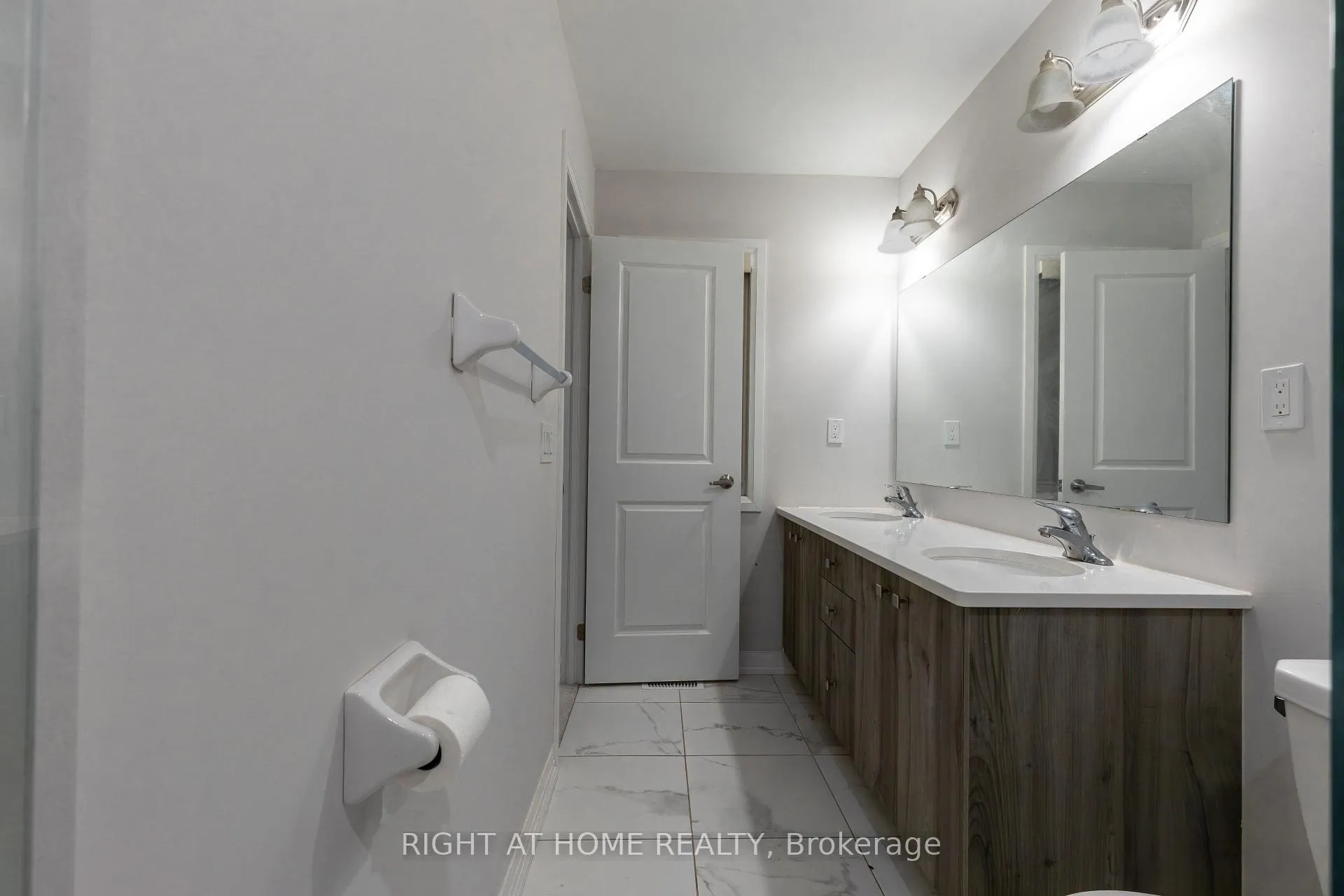 Photo 23 of 110 yale Drive, Hamilton, Mount Hope — HOMEH