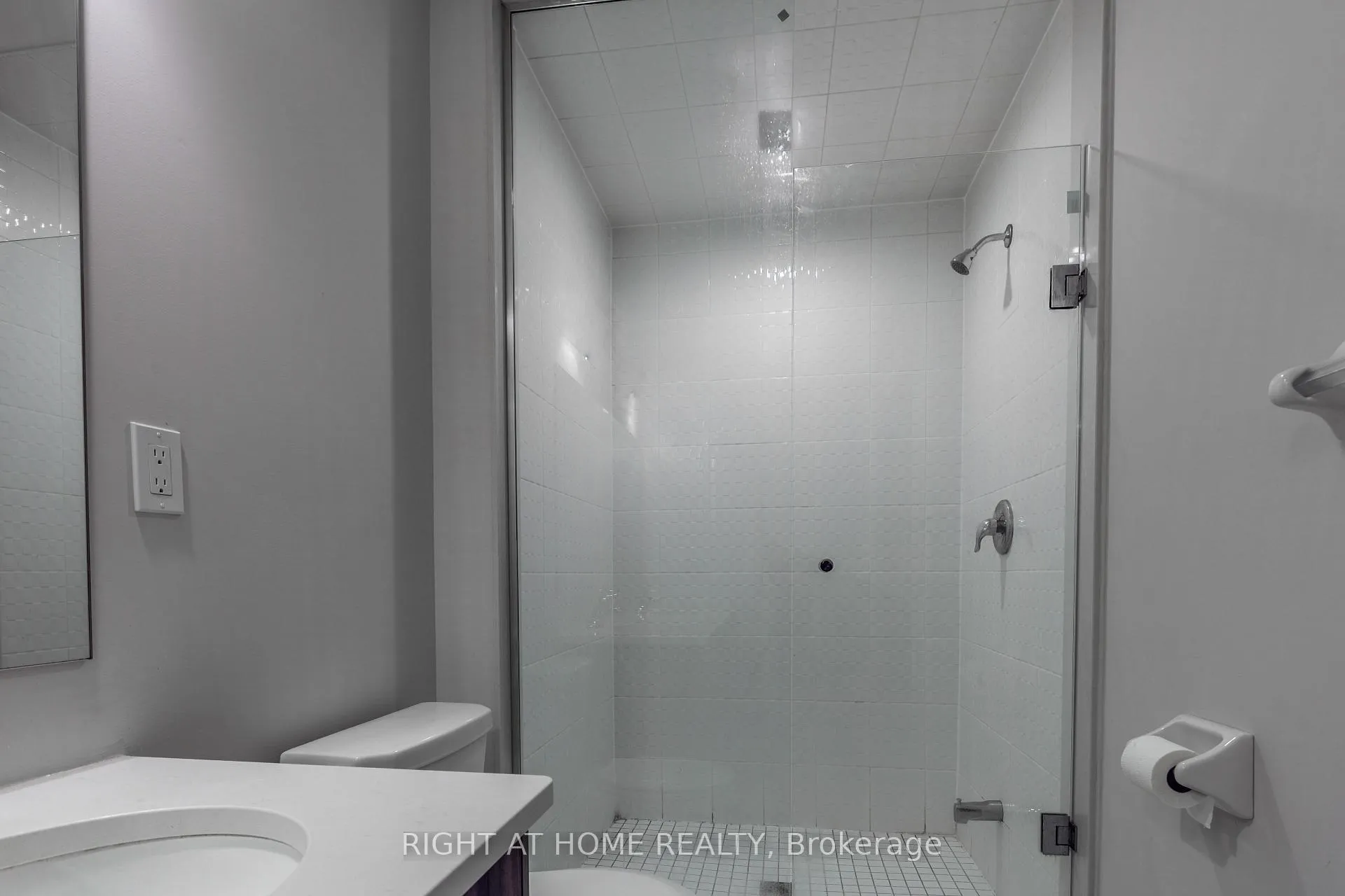 Photo 24 of 110 yale Drive, Hamilton, Mount Hope — HOMEH