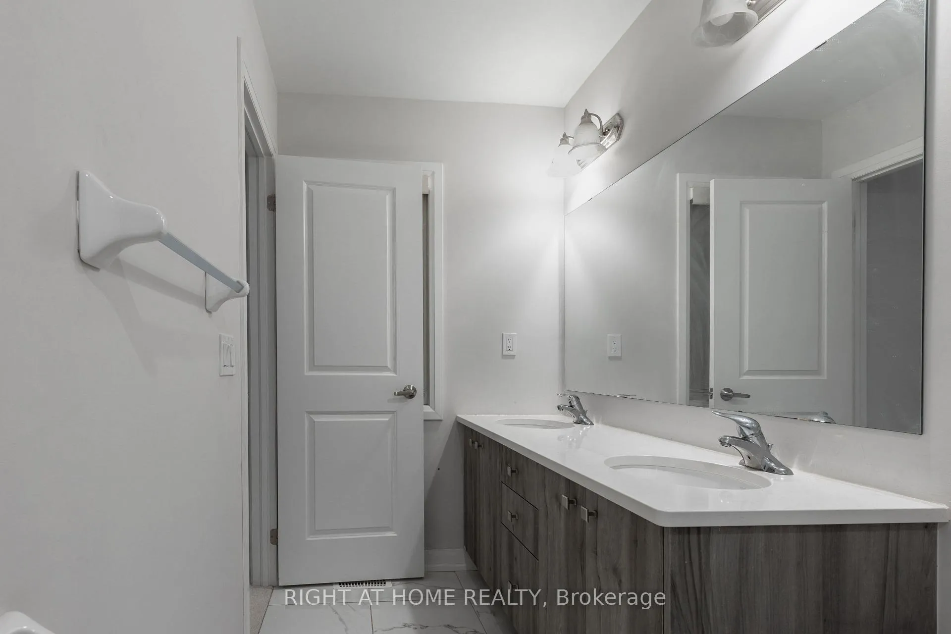 Photo 26 of 110 yale Drive, Hamilton, Mount Hope — HOMEH