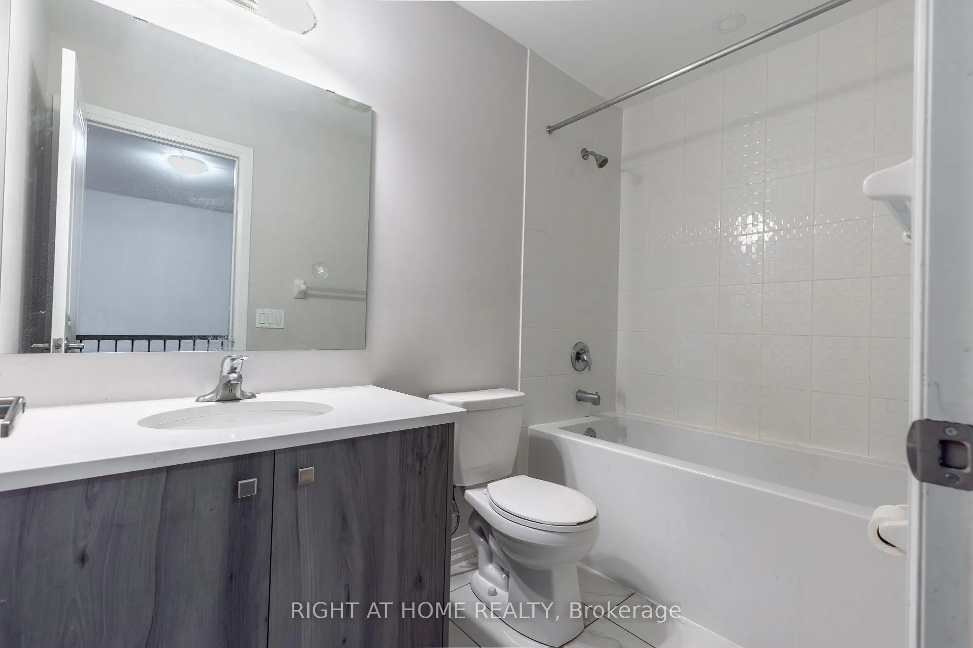 Photo 29 of 110 yale Drive, Hamilton, Mount Hope — HOMEH