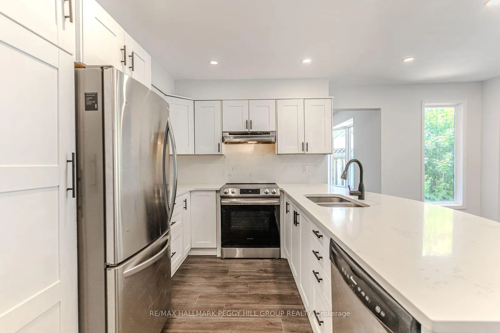 Photo 3 of 21 Autumn Lane, Barrie, Allandale Heights — HOMEH