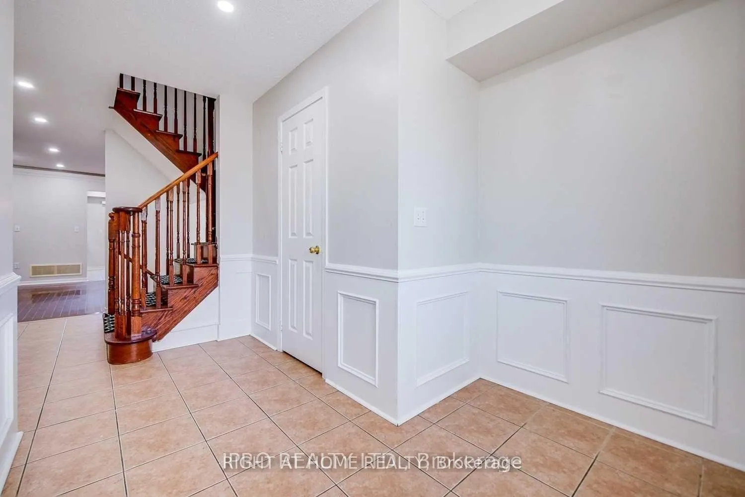 Photo 3 of 387 Bussel Crescent, Milton, Clarke — HOMEH