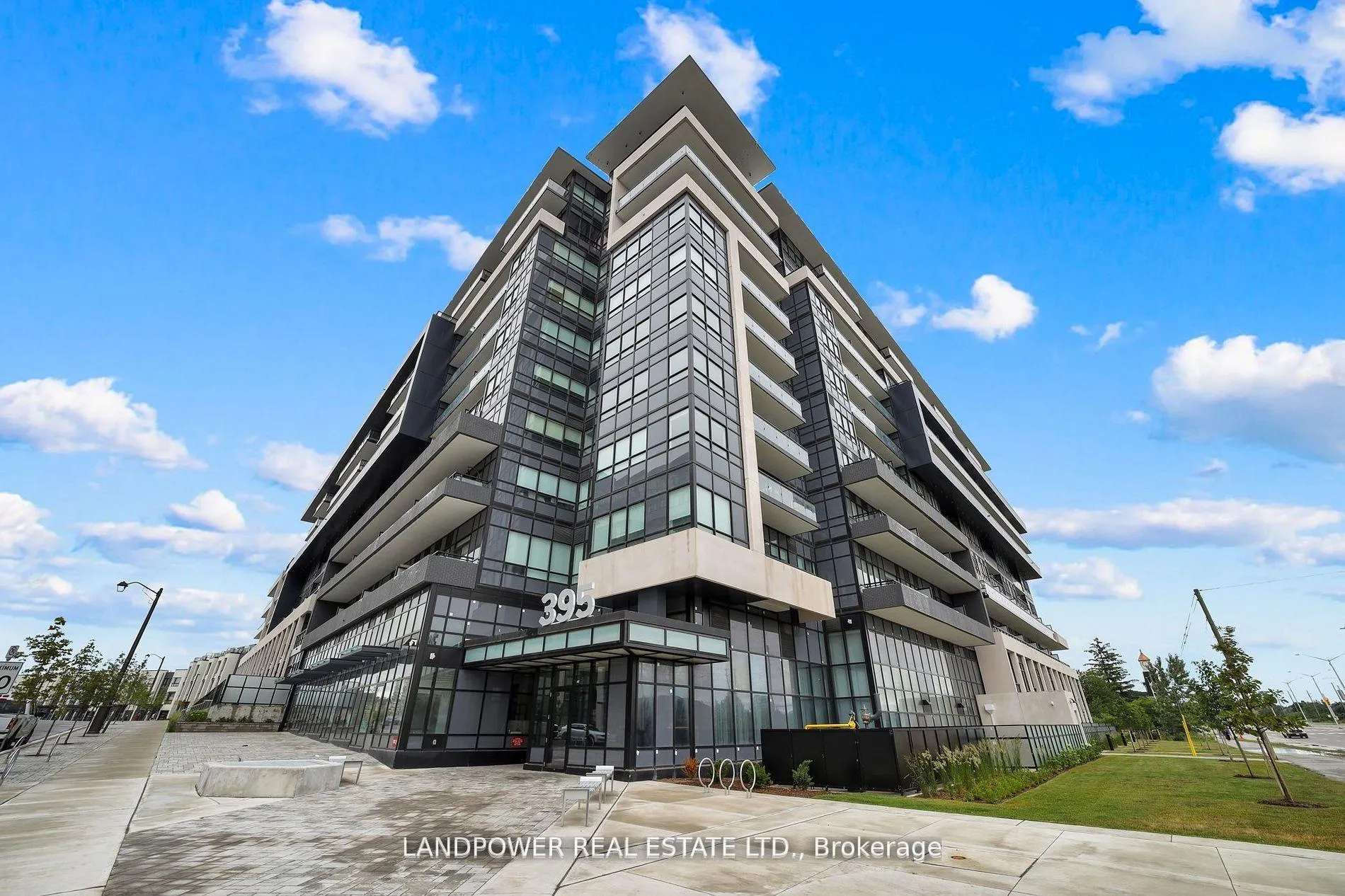 Front of Unit 725, 395 Dundas Street W