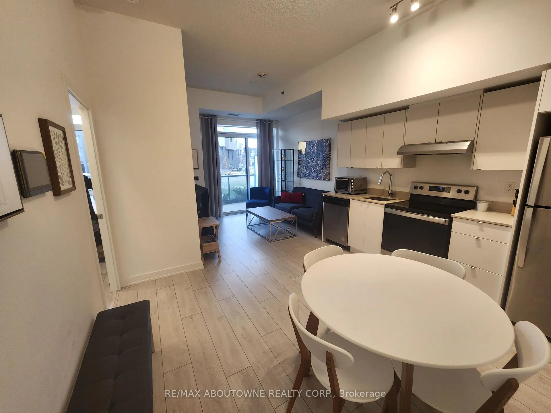 Photo 4 of Unit 101, 3210 Dakota Common, Burlington, Alton — HOMEH