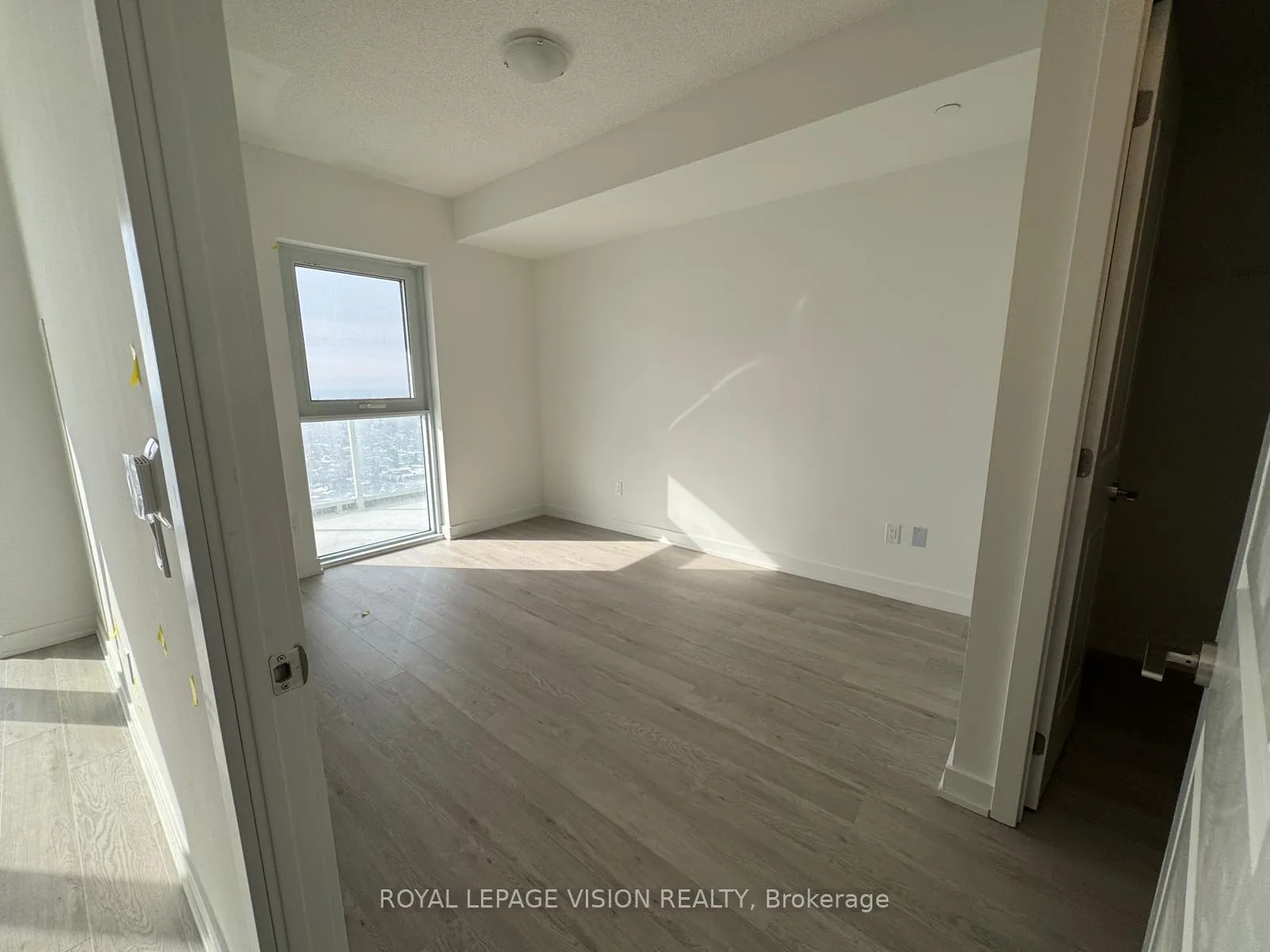 Photo 4 of Unit 2605, 1010 Sandy Beach Road, Pickering, Bay Ridges — HOMEH