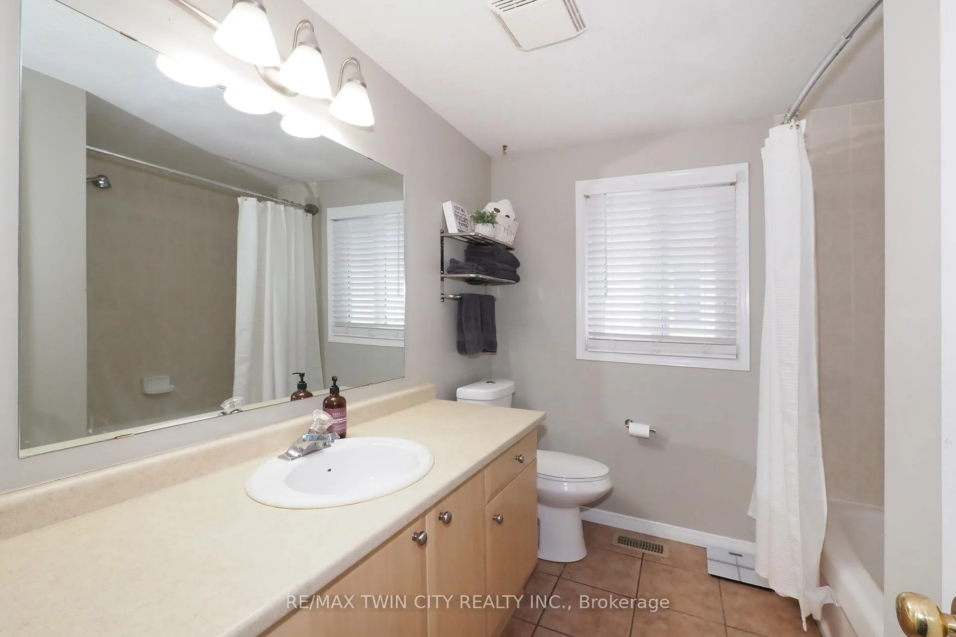 Photo 31 of 55 Bridlewreath Street, Kitchener — HOMEH