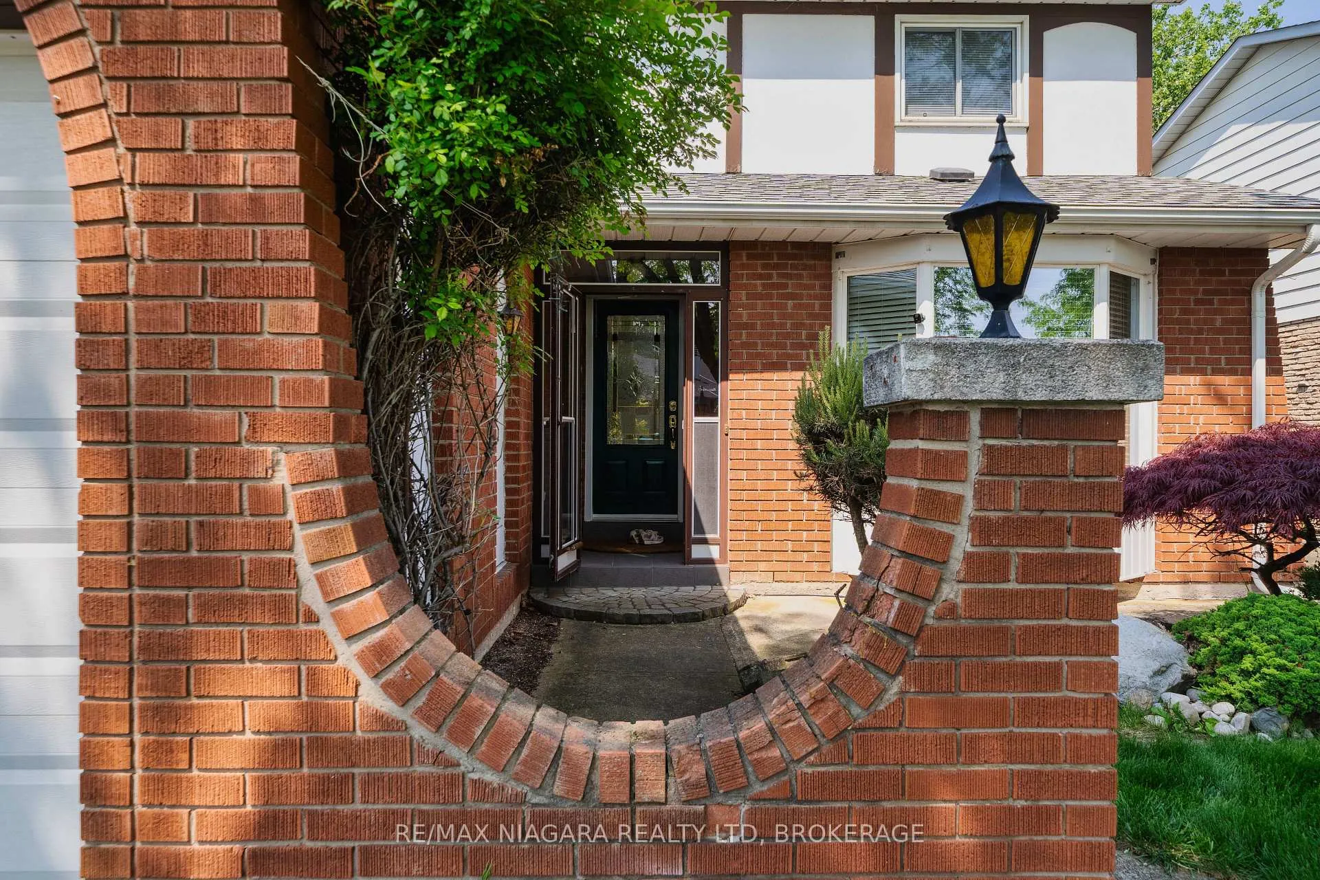 Photo 4 of 621 Lake Street, St. Catharines, Lakeshore — HOMEH