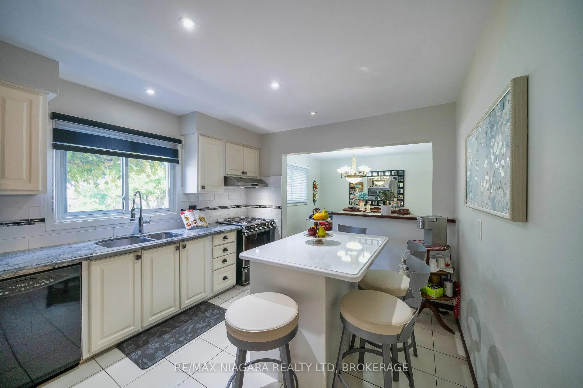 Photo 13 of 621 Lake Street, St. Catharines, Lakeshore — HOMEH