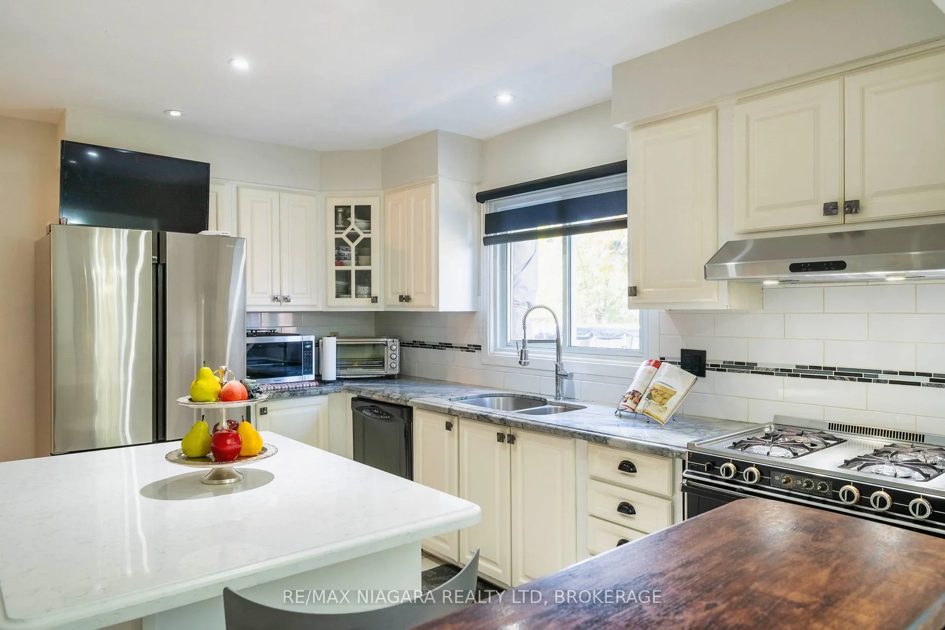 Photo 15 of 621 Lake Street, St. Catharines, Lakeshore — HOMEH