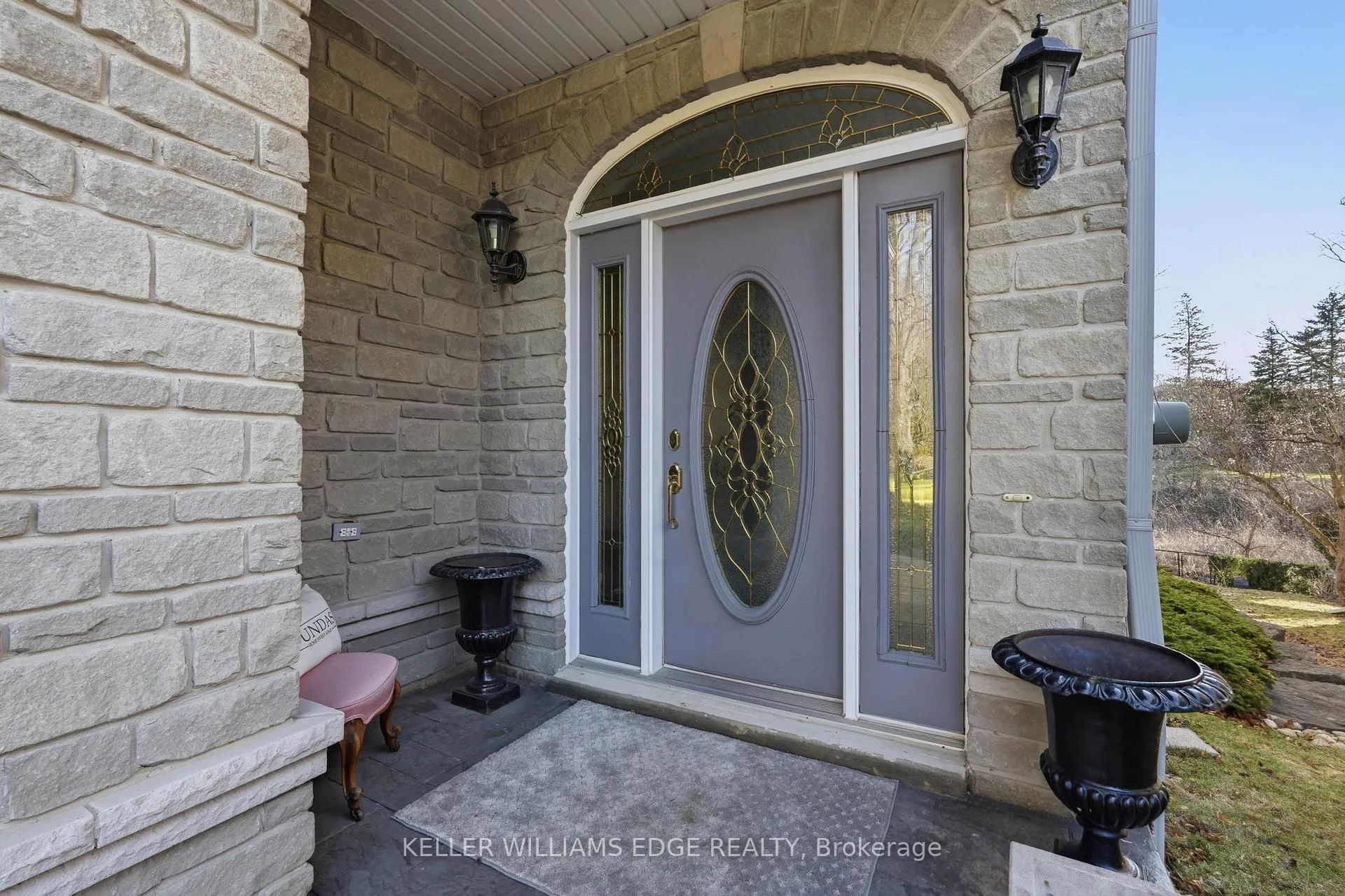 Photo 3 of 39 Winegarden Trail, Hamilton, Dundas — HOMEH