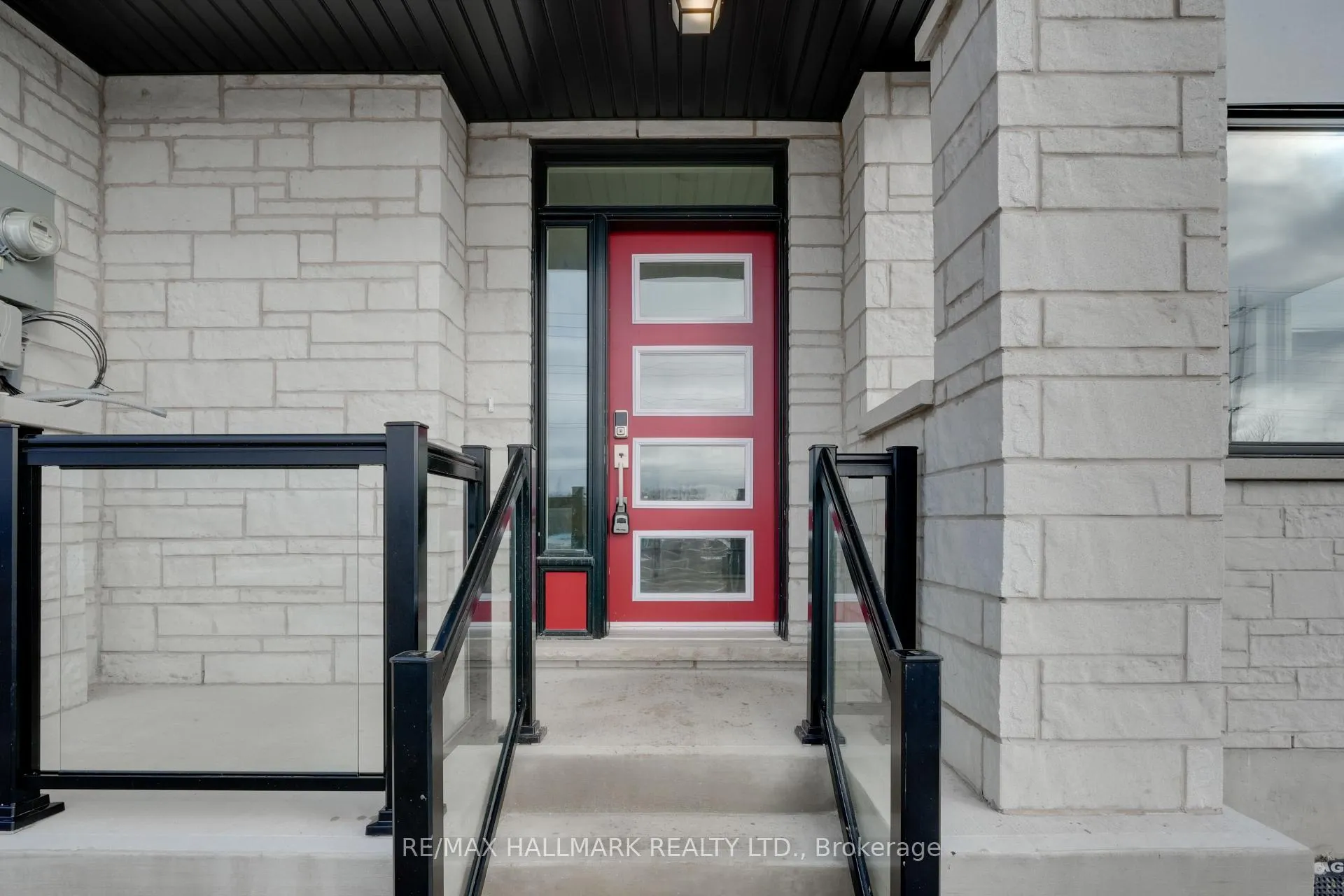 Photo 4 of 96 Vinewood Crescent, Barrie, Rural Barrie Southeast — HOMEH