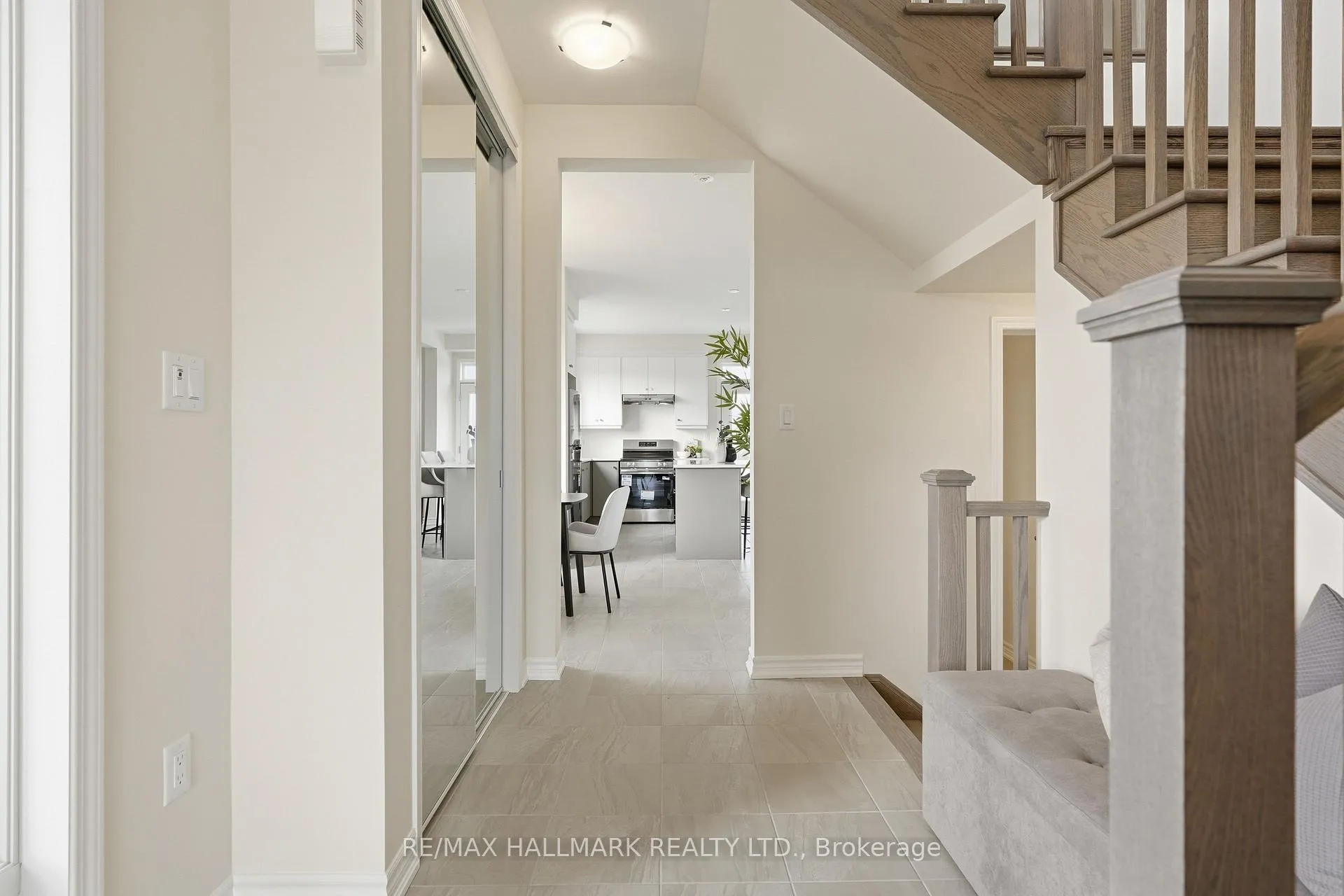 Photo 6 of 96 Vinewood Crescent, Barrie, Rural Barrie Southeast — HOMEH