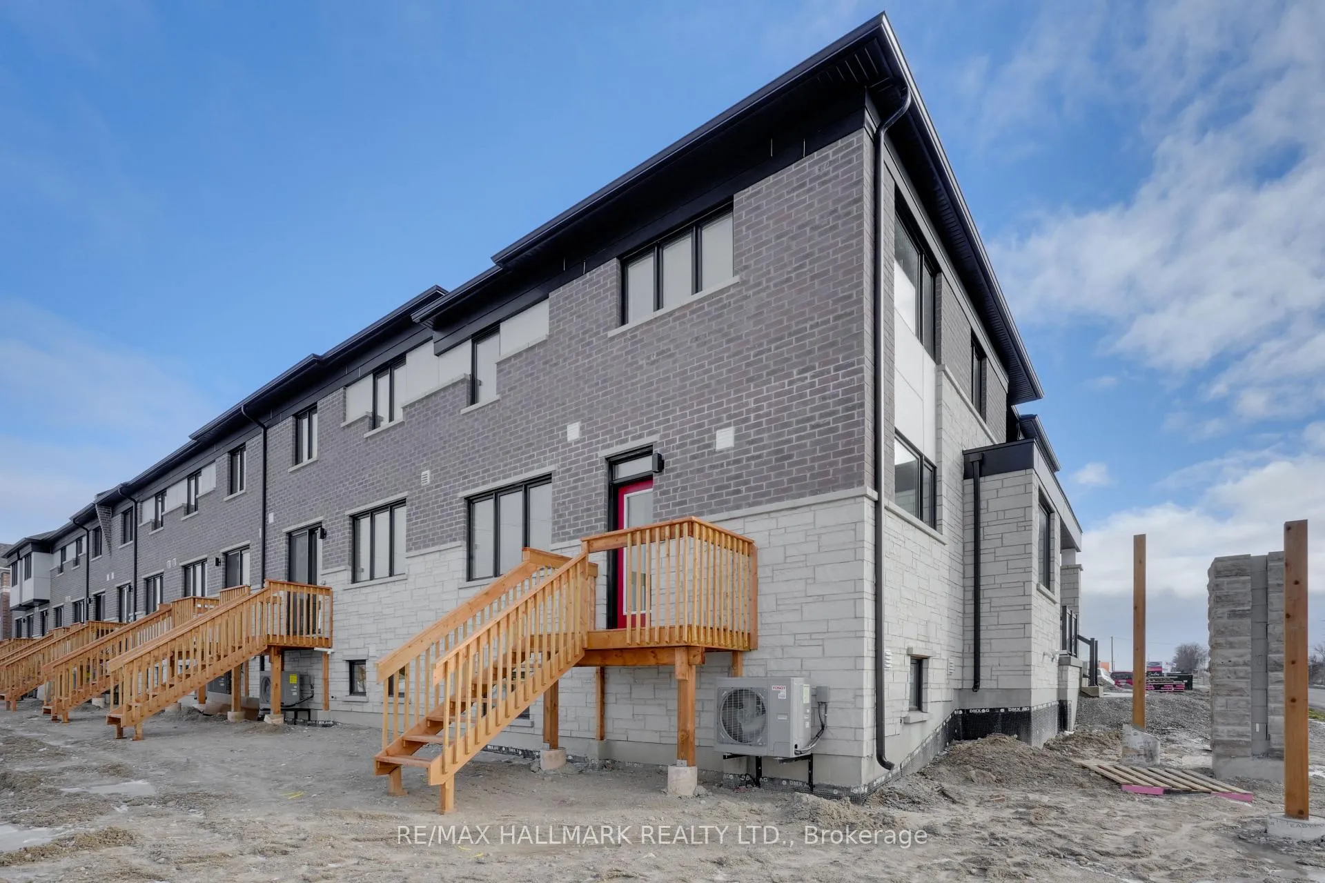 Photo 12 of 96 Vinewood Crescent, Barrie, Rural Barrie Southeast — HOMEH