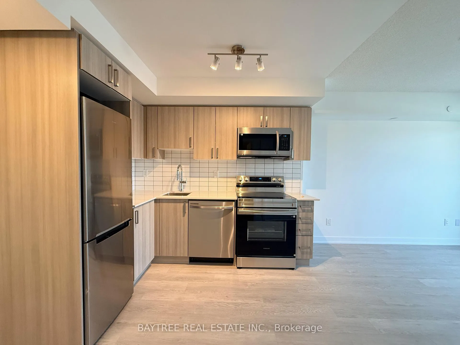 Photo 2 of Unit 801, 1010 Sandy Beach Road, Pickering, Bay Ridges — HOMEH