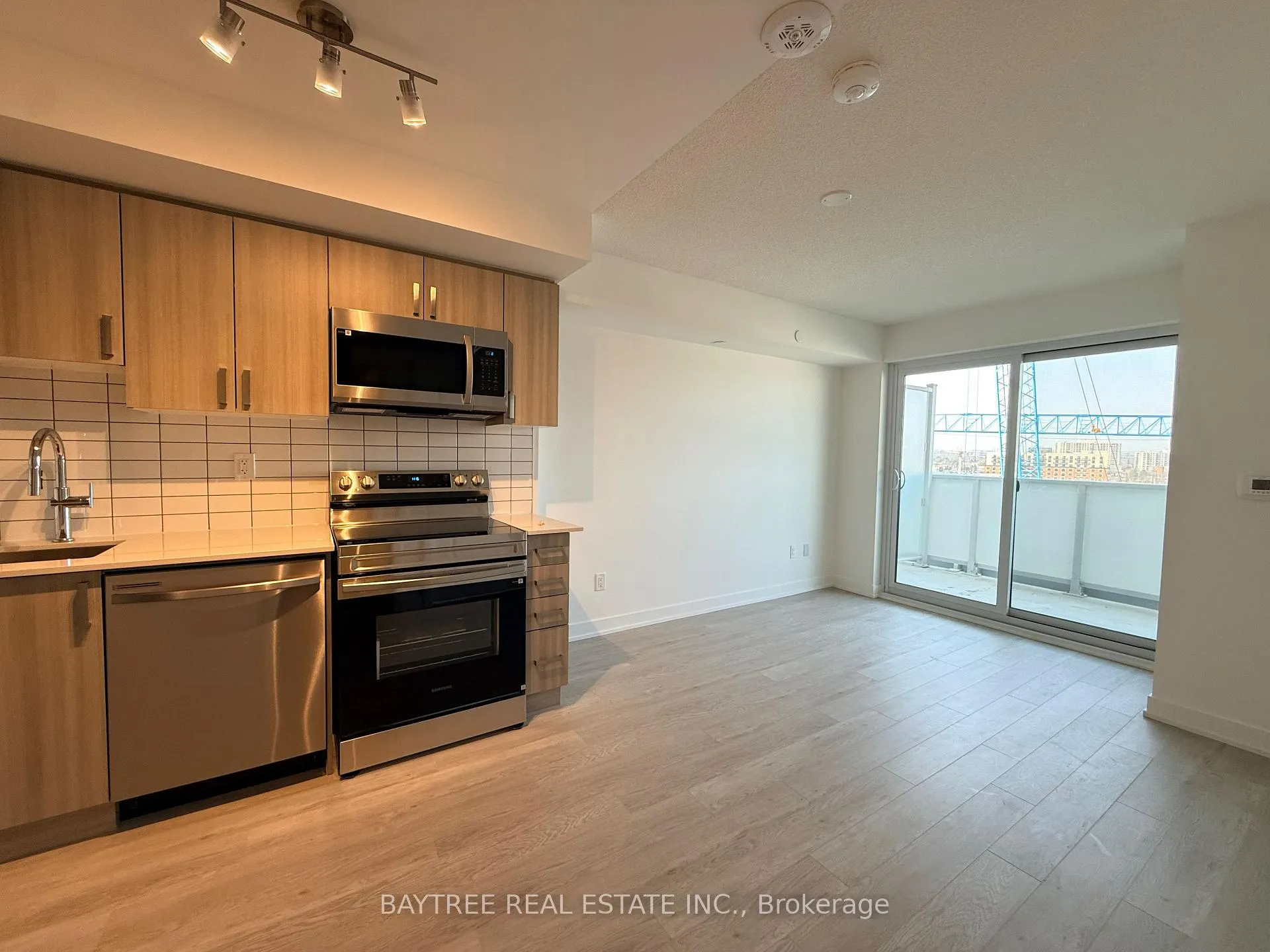 Photo 3 of Unit 801, 1010 Sandy Beach Road, Pickering, Bay Ridges — HOMEH