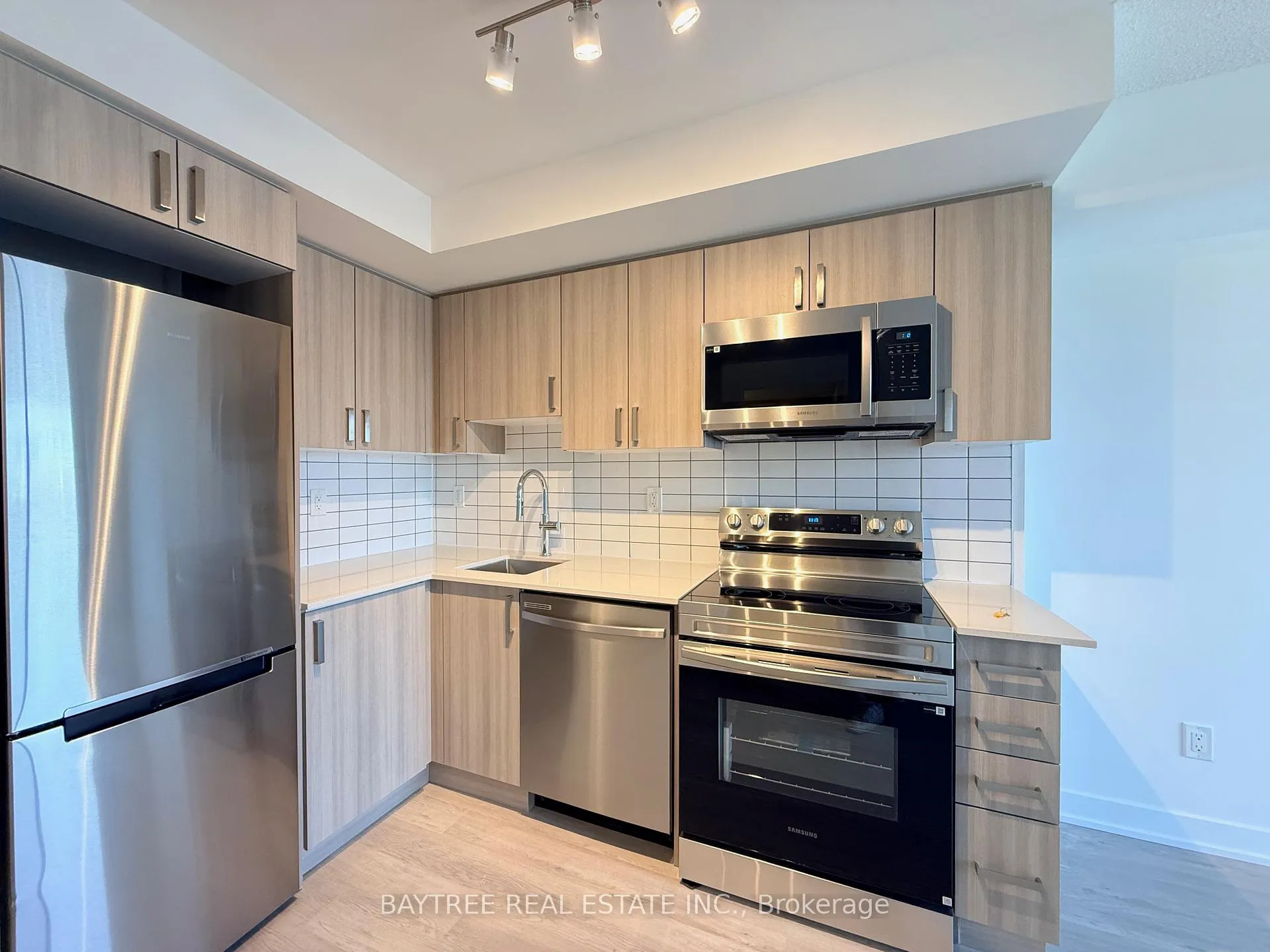 Photo 4 of Unit 801, 1010 Sandy Beach Road, Pickering, Bay Ridges — HOMEH