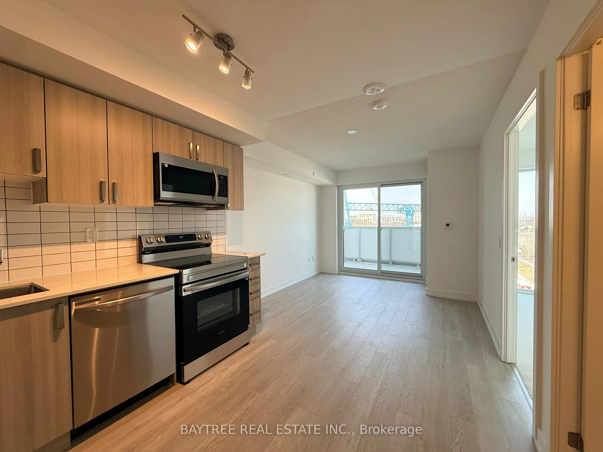 Photo 5 of Unit 801, 1010 Sandy Beach Road, Pickering, Bay Ridges — HOMEH