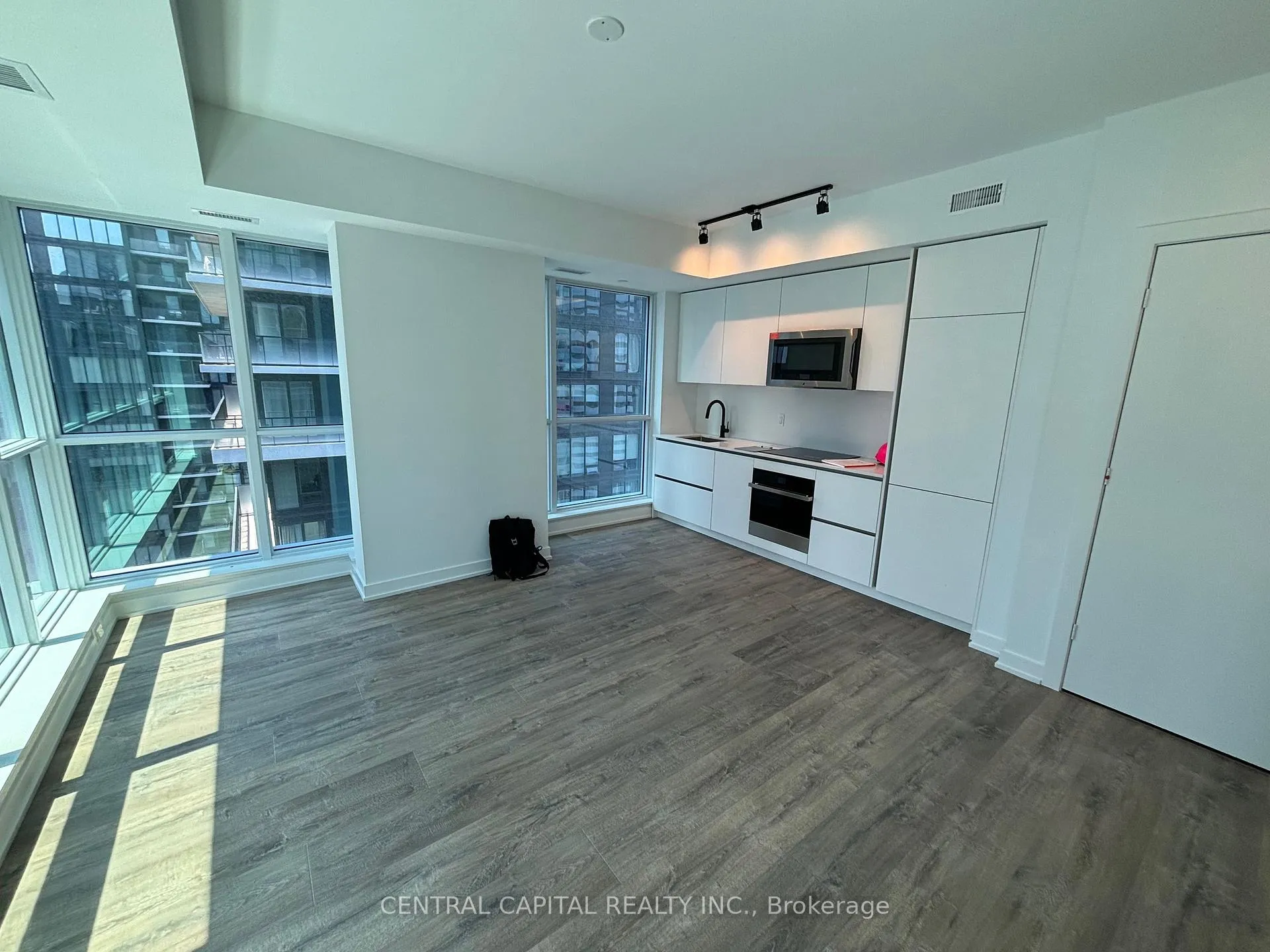 Front of Unit 3003, 327 King Street W