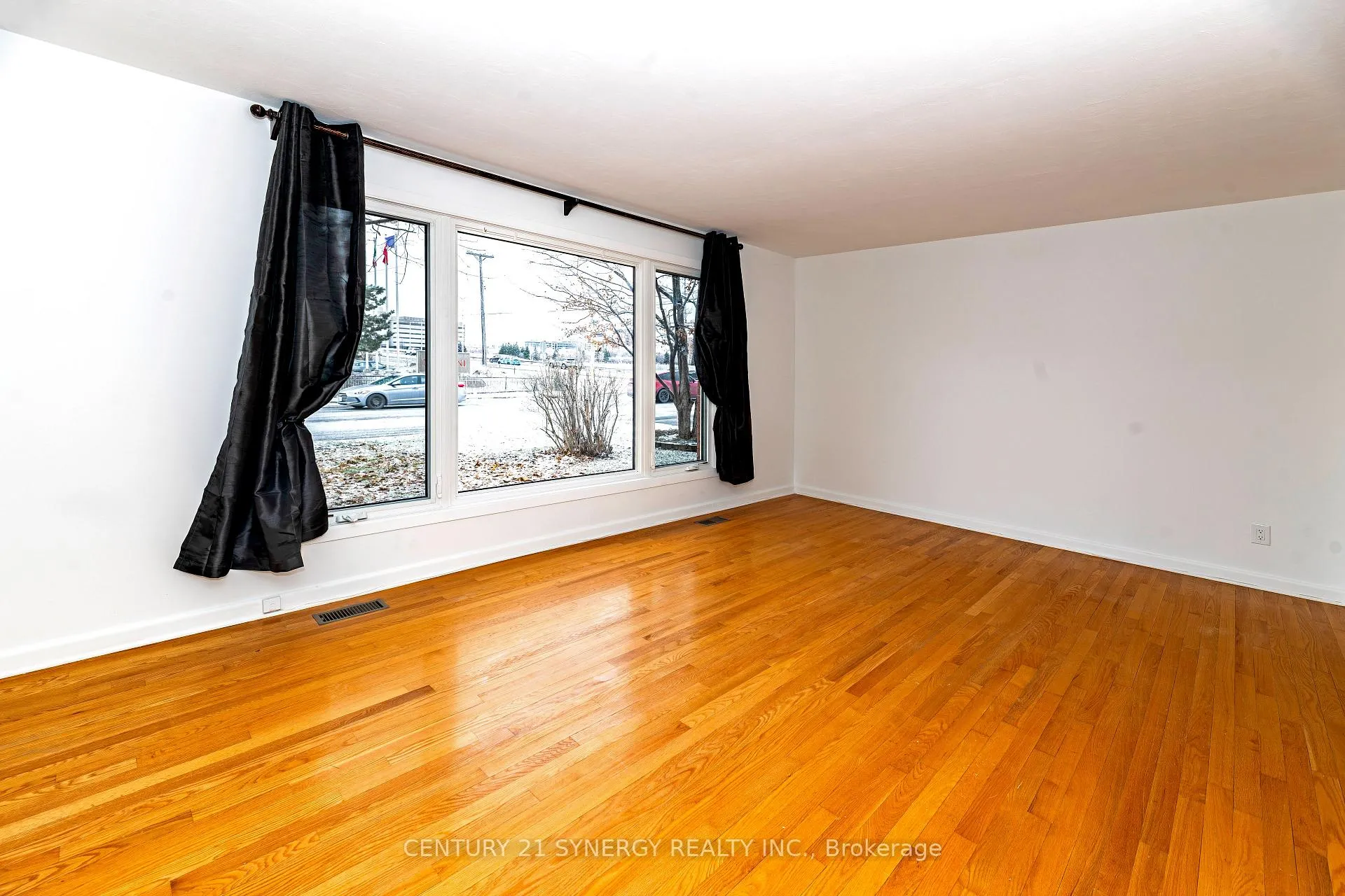 Photo 3 of 3 Farlane Boulevard, Ottawa, City View/Skyline/Fisher Heights/Parkwood Hills — HOMEH