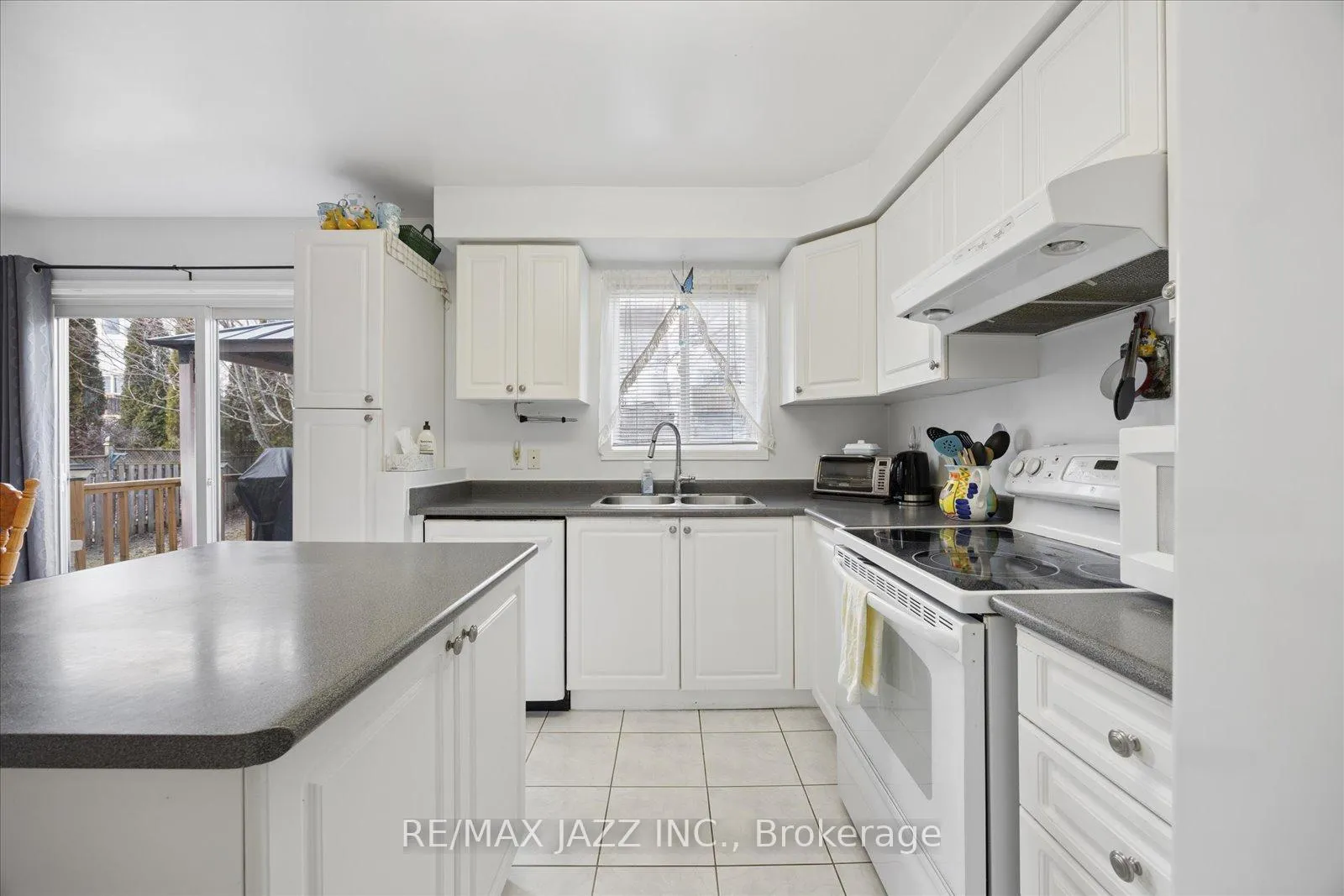 Photo 6 of 1395 Ashgrove Crescent, Oshawa, Pinecrest — HOMEH