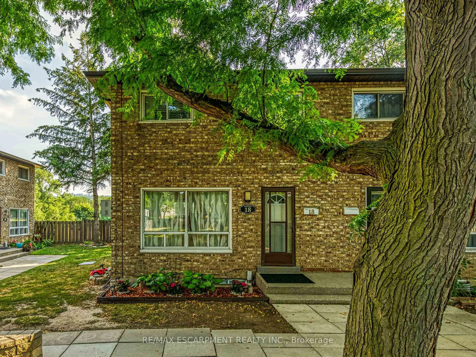 Photo 2 of 18 Riverdale Drive, Hamilton, Riverdale — HOMEH