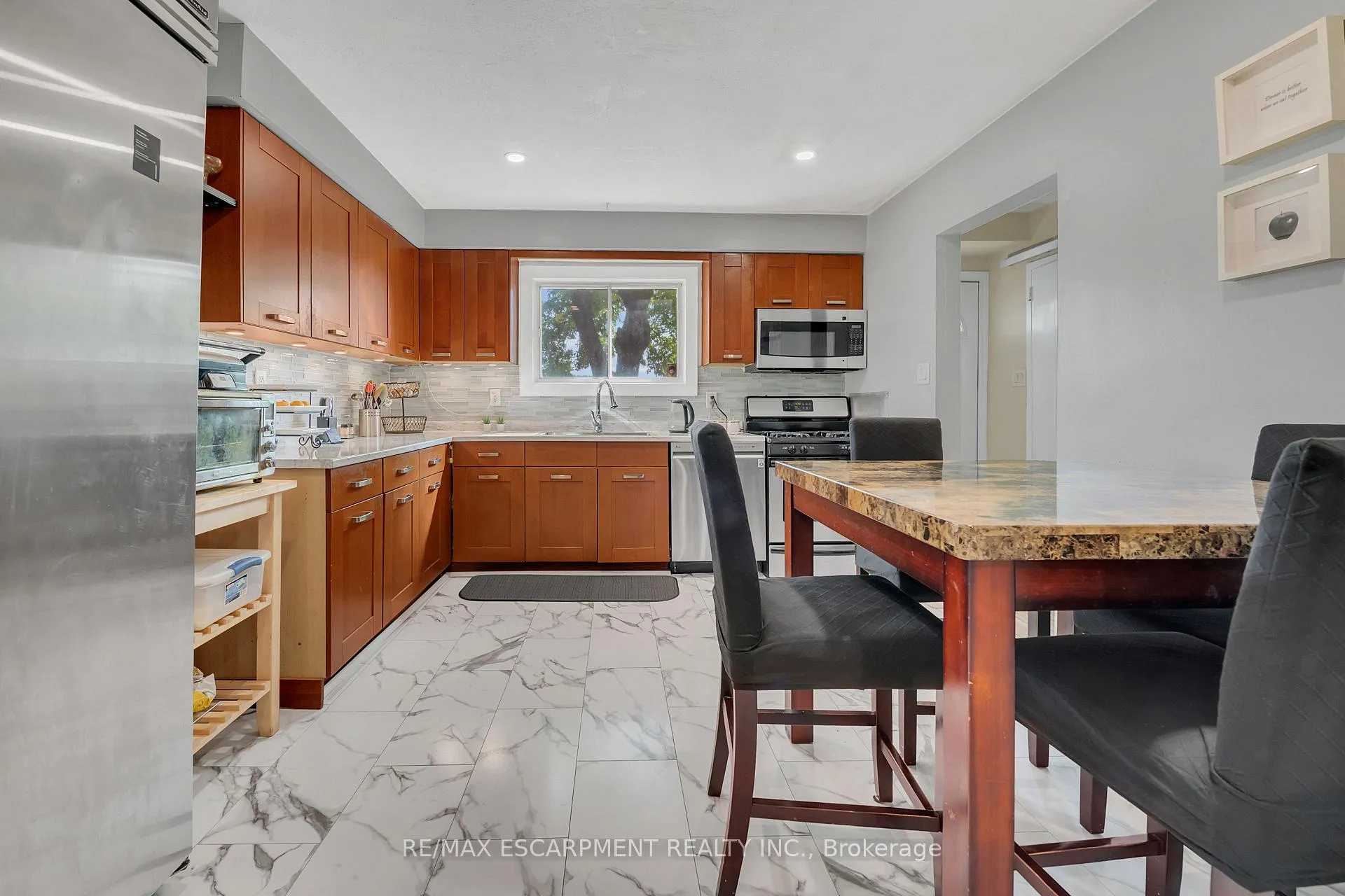 Photo 6 of 18 Riverdale Drive, Hamilton, Riverdale — HOMEH