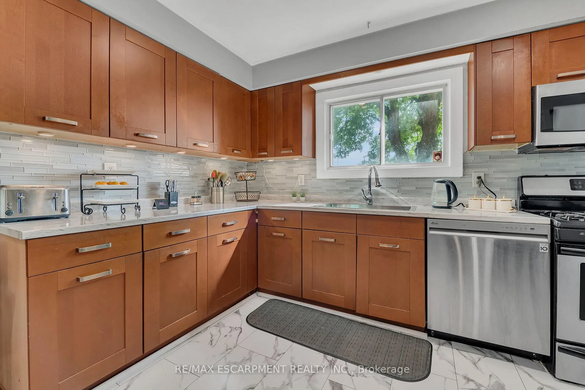 Photo 8 of 18 Riverdale Drive, Hamilton, Riverdale — HOMEH