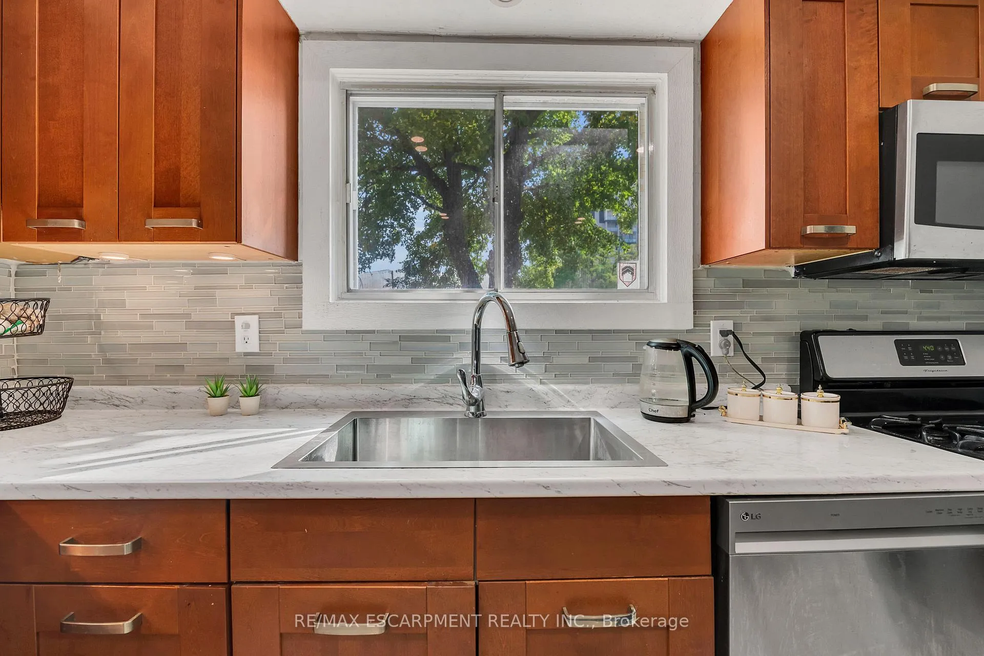 Photo 9 of 18 Riverdale Drive, Hamilton, Riverdale — HOMEH