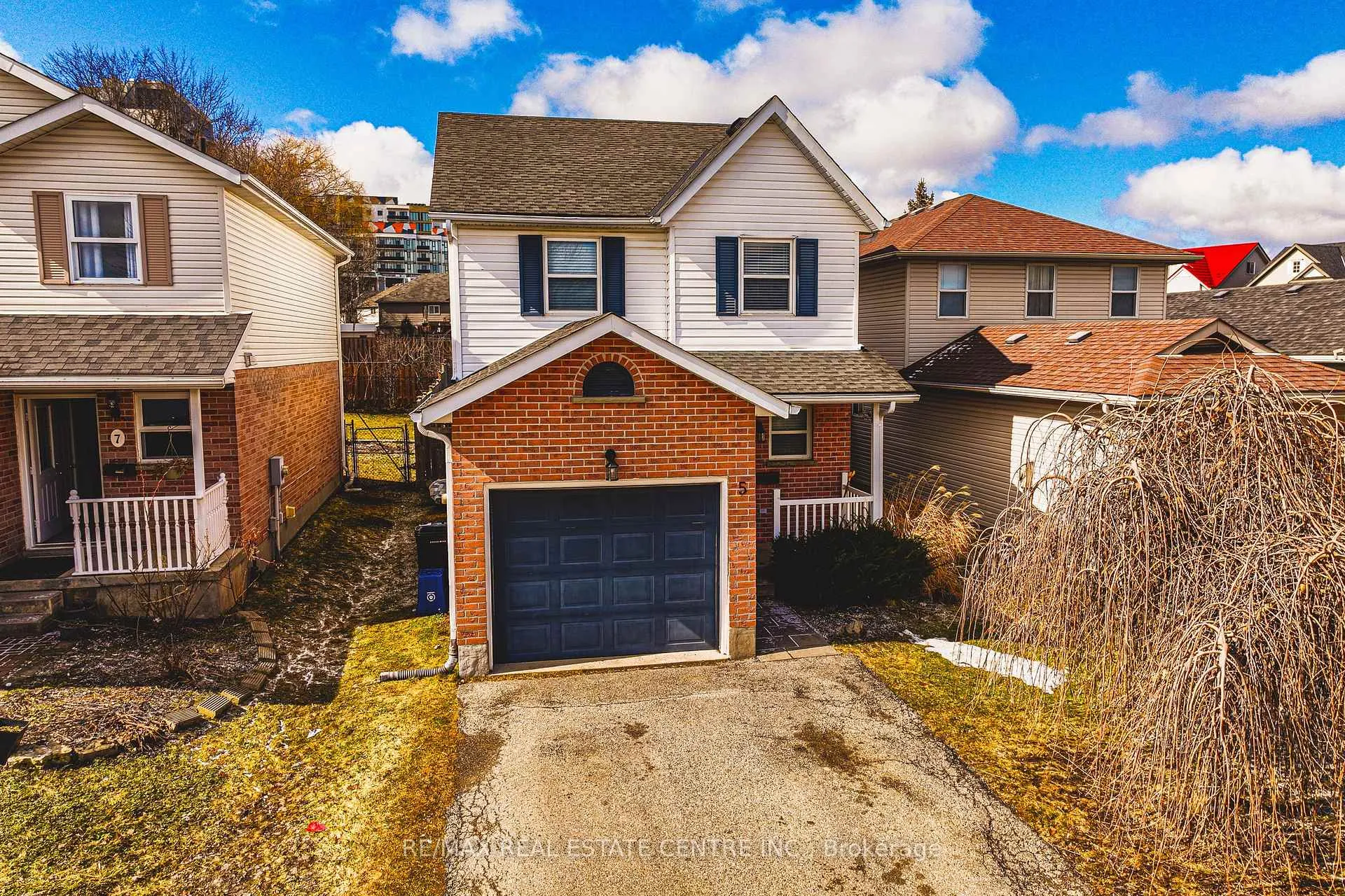 Photo 2 of 5 michelle Court, Kitchener — HOMEH
