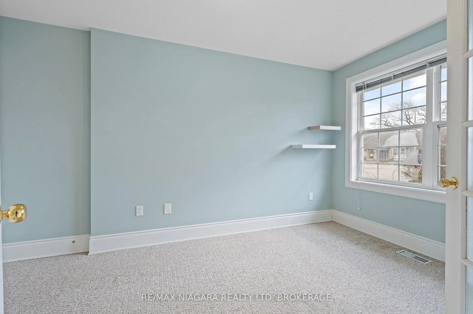 Photo 4 of 6191 Shane Crescent, Niagara Falls, Church's Lane — HOMEH