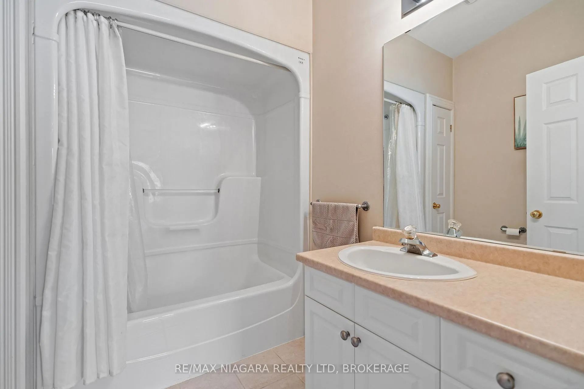 Photo 12 of 6191 Shane Crescent, Niagara Falls, Church's Lane — HOMEH