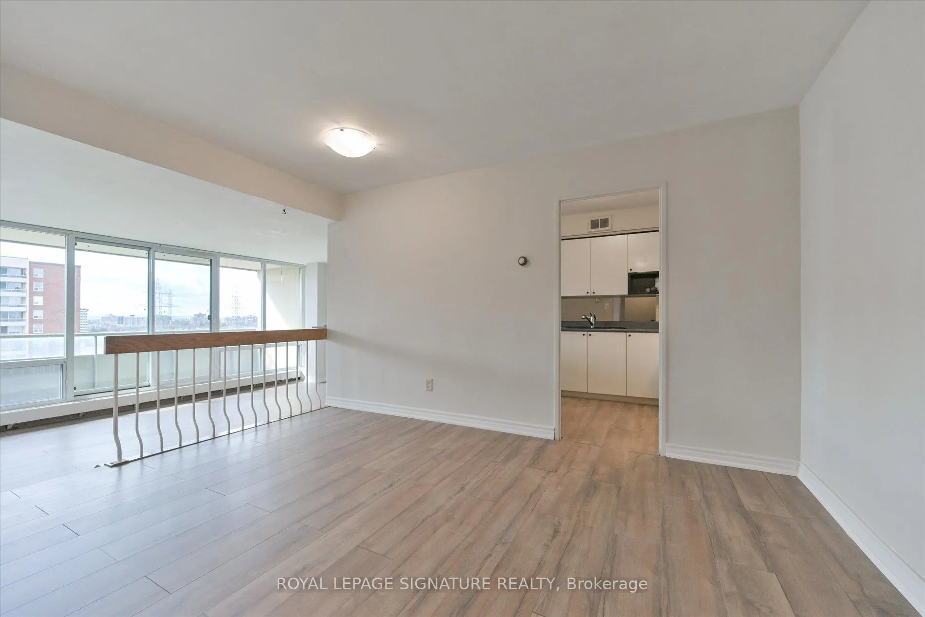 Photo 4 of Unit 801, 19 Four Winds Drive, North York, York University Heights — HOMEH