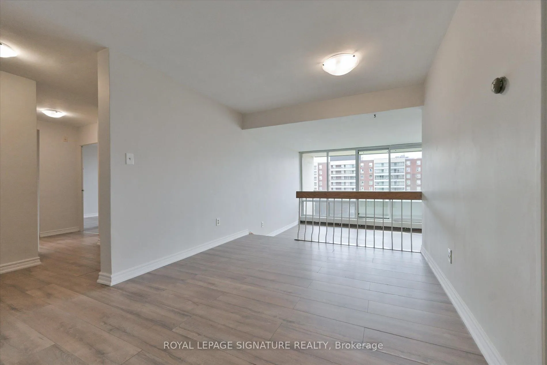 Photo 5 of Unit 801, 19 Four Winds Drive, North York, York University Heights — HOMEH