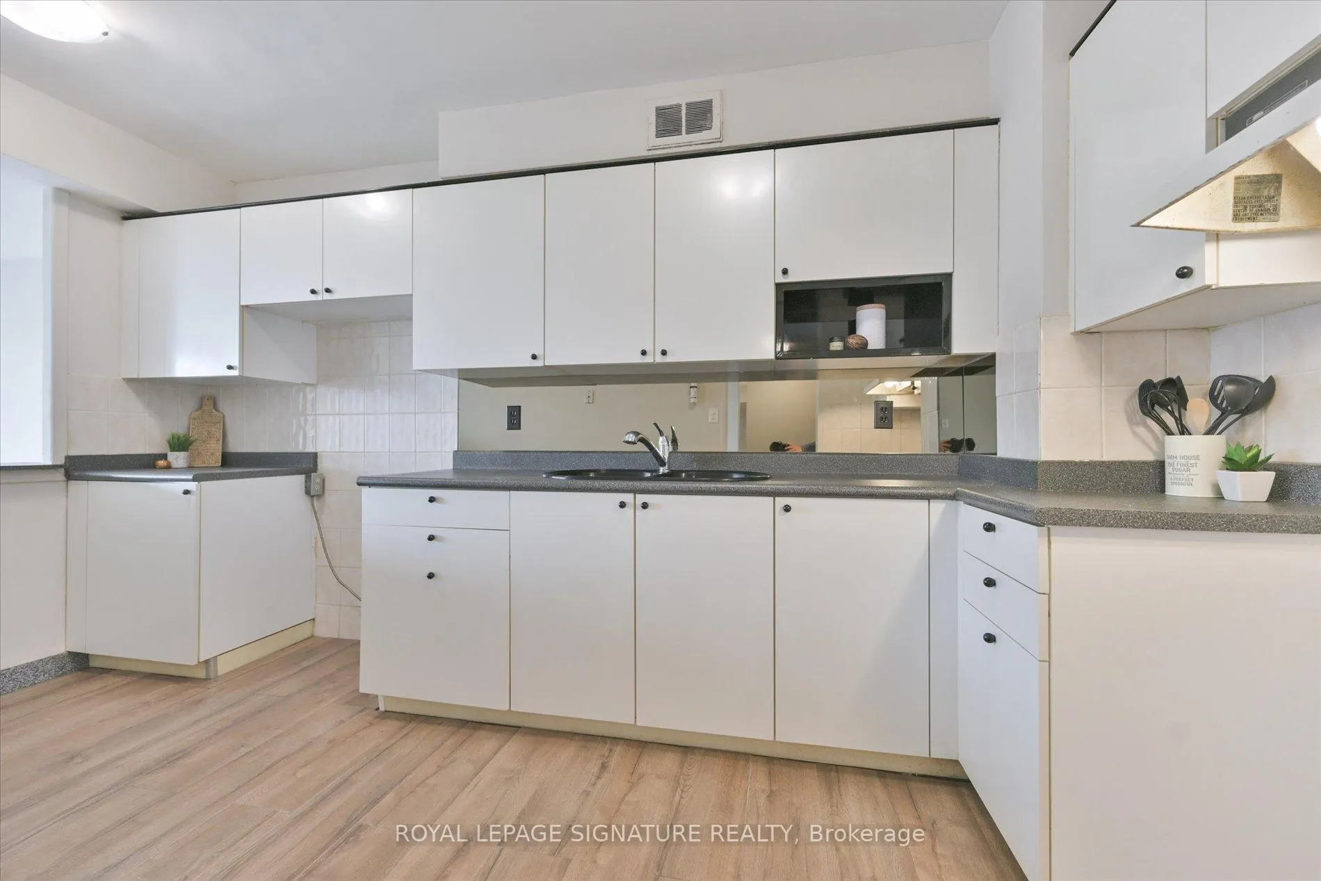 Photo 9 of Unit 801, 19 Four Winds Drive, North York, York University Heights — HOMEH