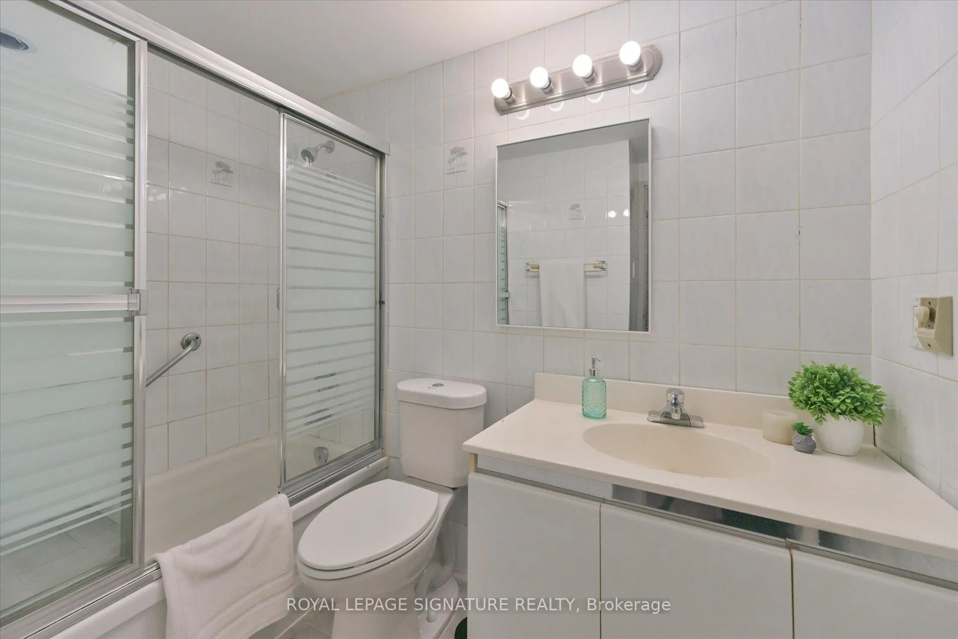 Photo 16 of Unit 801, 19 Four Winds Drive, North York, York University Heights — HOMEH