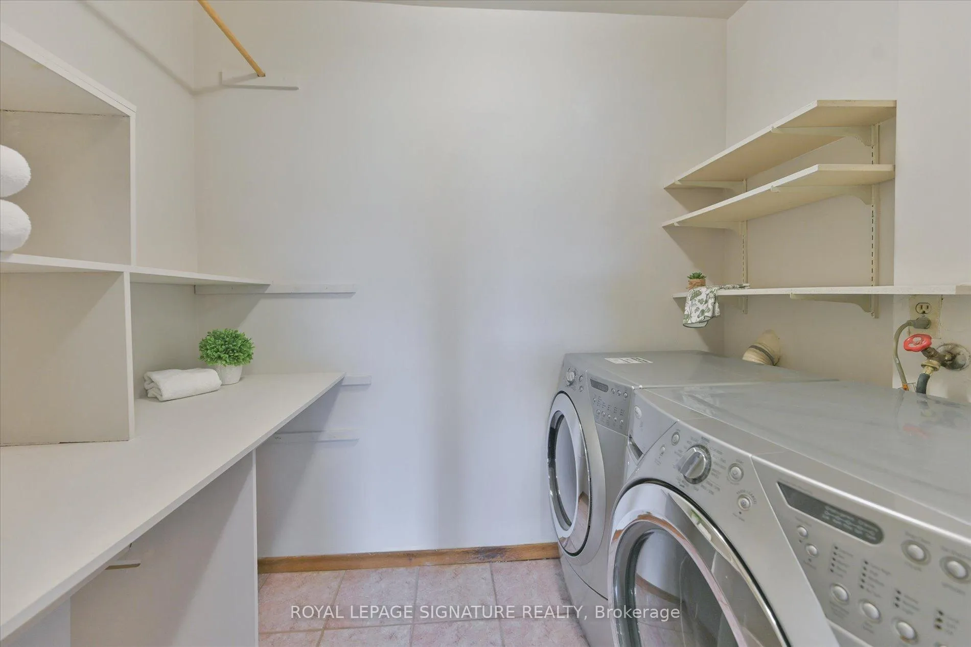 Photo 17 of Unit 801, 19 Four Winds Drive, North York, York University Heights — HOMEH