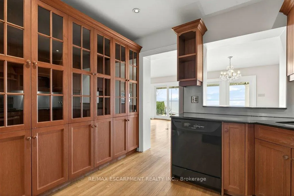 Photo 10 of 3196 Lakeshore Road, Burlington, Roseland — HOMEH