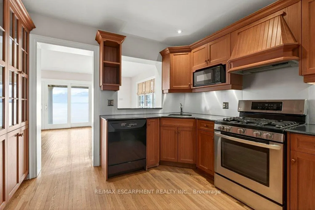 Photo 11 of 3196 Lakeshore Road, Burlington, Roseland — HOMEH