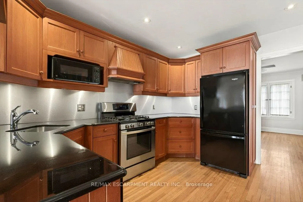 Photo 12 of 3196 Lakeshore Road, Burlington, Roseland — HOMEH