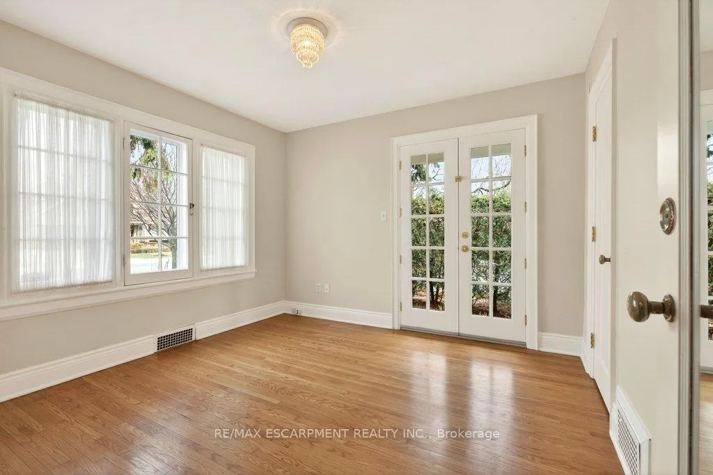 Photo 22 of 3196 Lakeshore Road, Burlington, Roseland — HOMEH