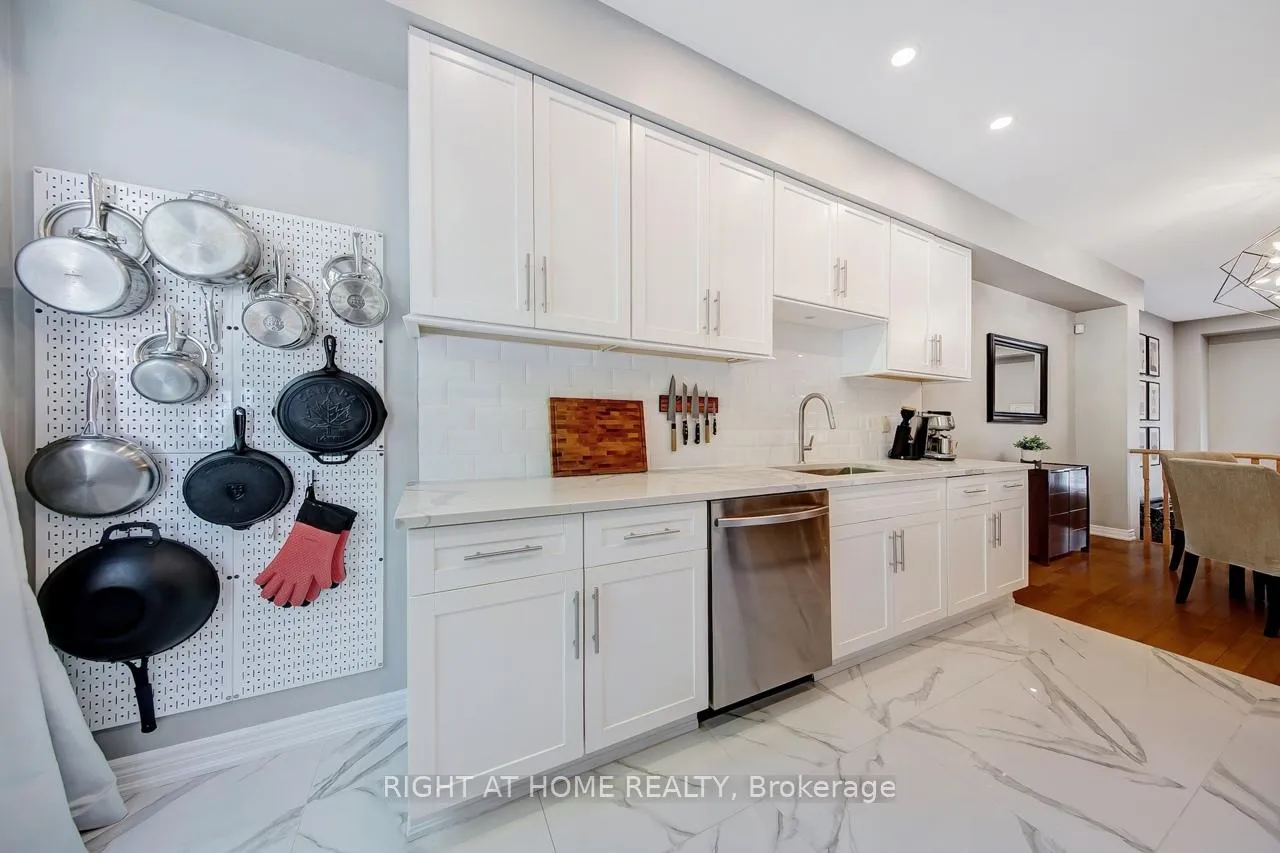 Photo 10 of 23 Michael Way, Markham, Buttonville — HOMEH