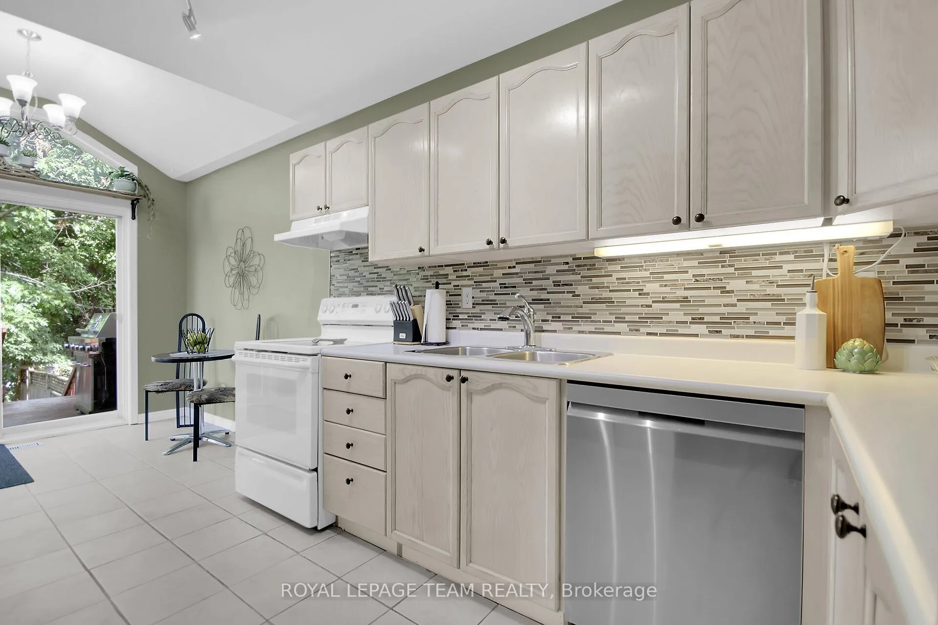 Photo 12 of 75 Inverary Drive, Ottawa, Kanata - Morgan's Grant/South March — HOMEH