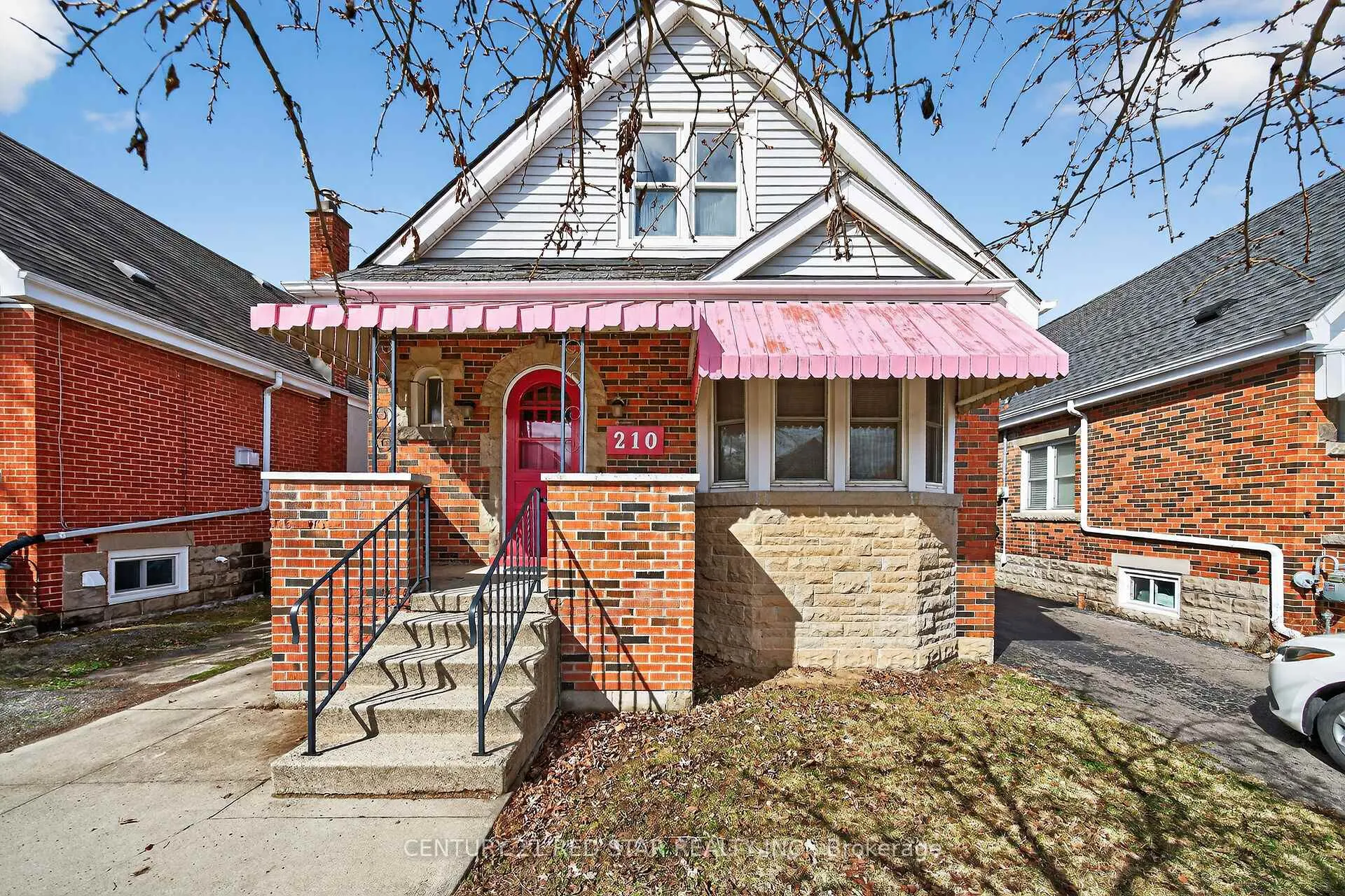 Photo 1 of 210 Huxley Avenue S, Hamilton, Delta — HOMEH