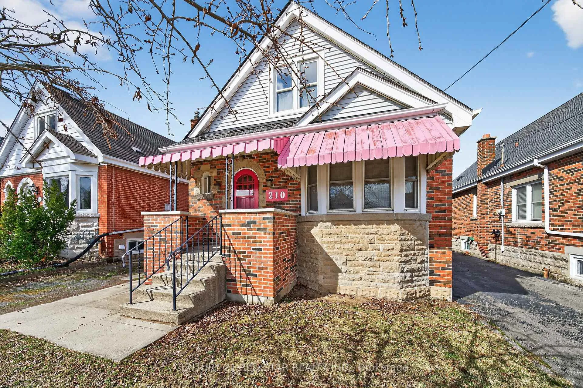 Photo 2 of 210 Huxley Avenue S, Hamilton, Delta — HOMEH