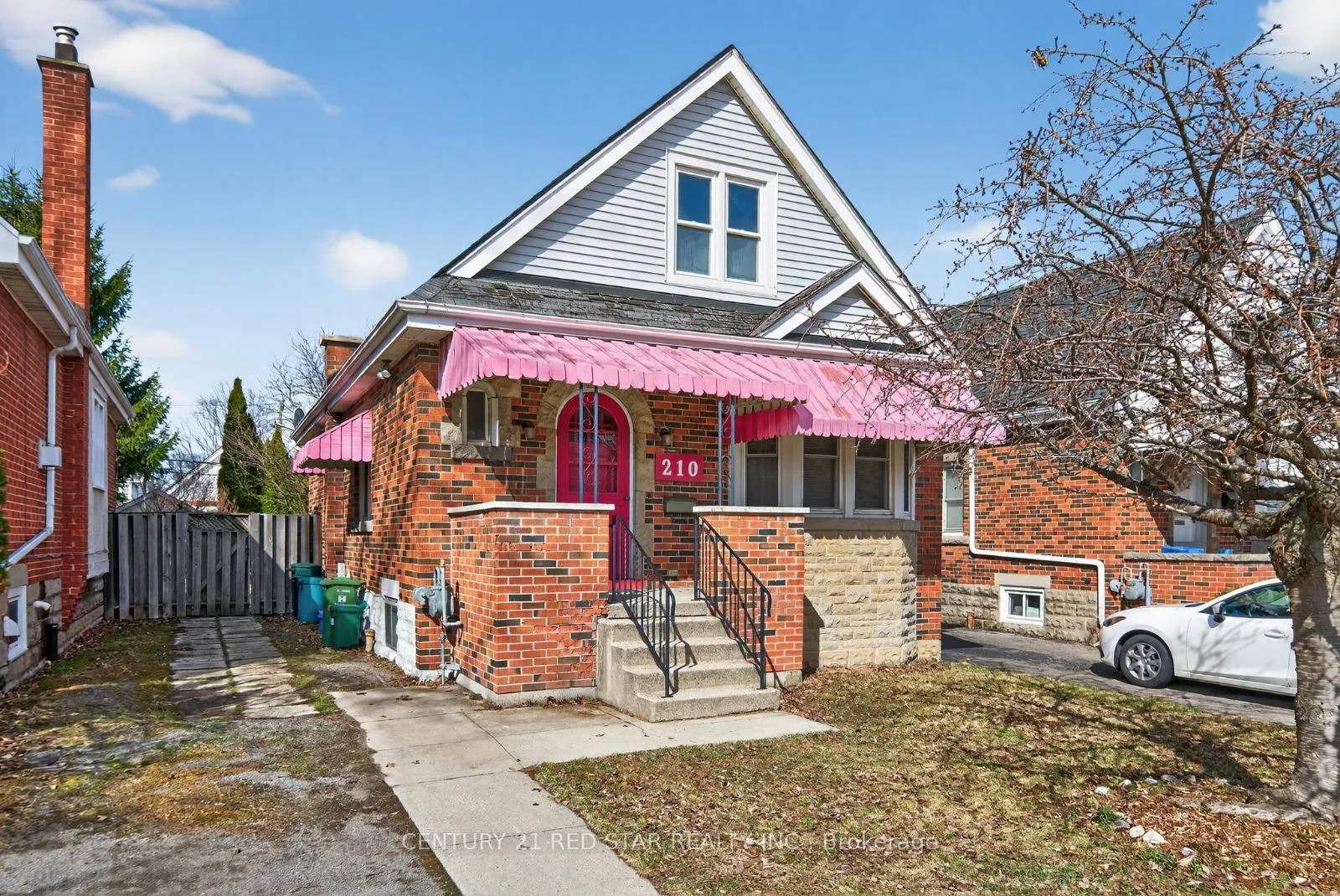 Photo 3 of 210 Huxley Avenue S, Hamilton, Delta — HOMEH