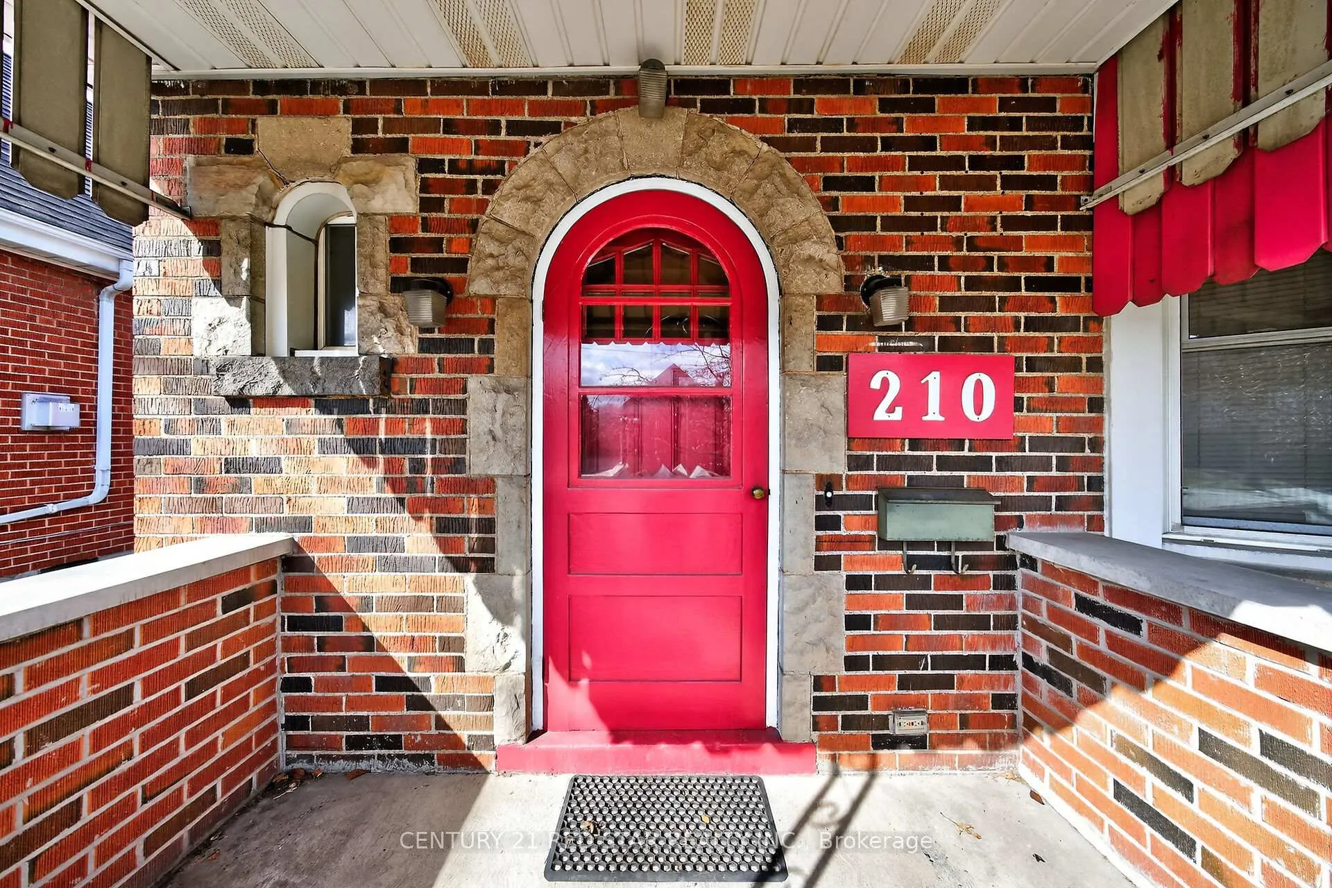 Photo 5 of 210 Huxley Avenue S, Hamilton, Delta — HOMEH