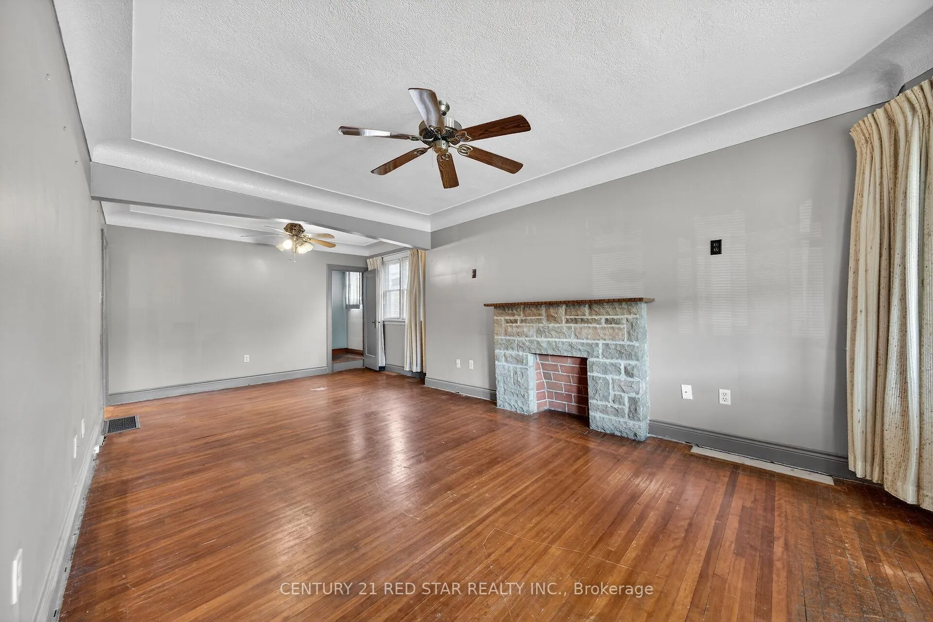 Photo 6 of 210 Huxley Avenue S, Hamilton, Delta — HOMEH