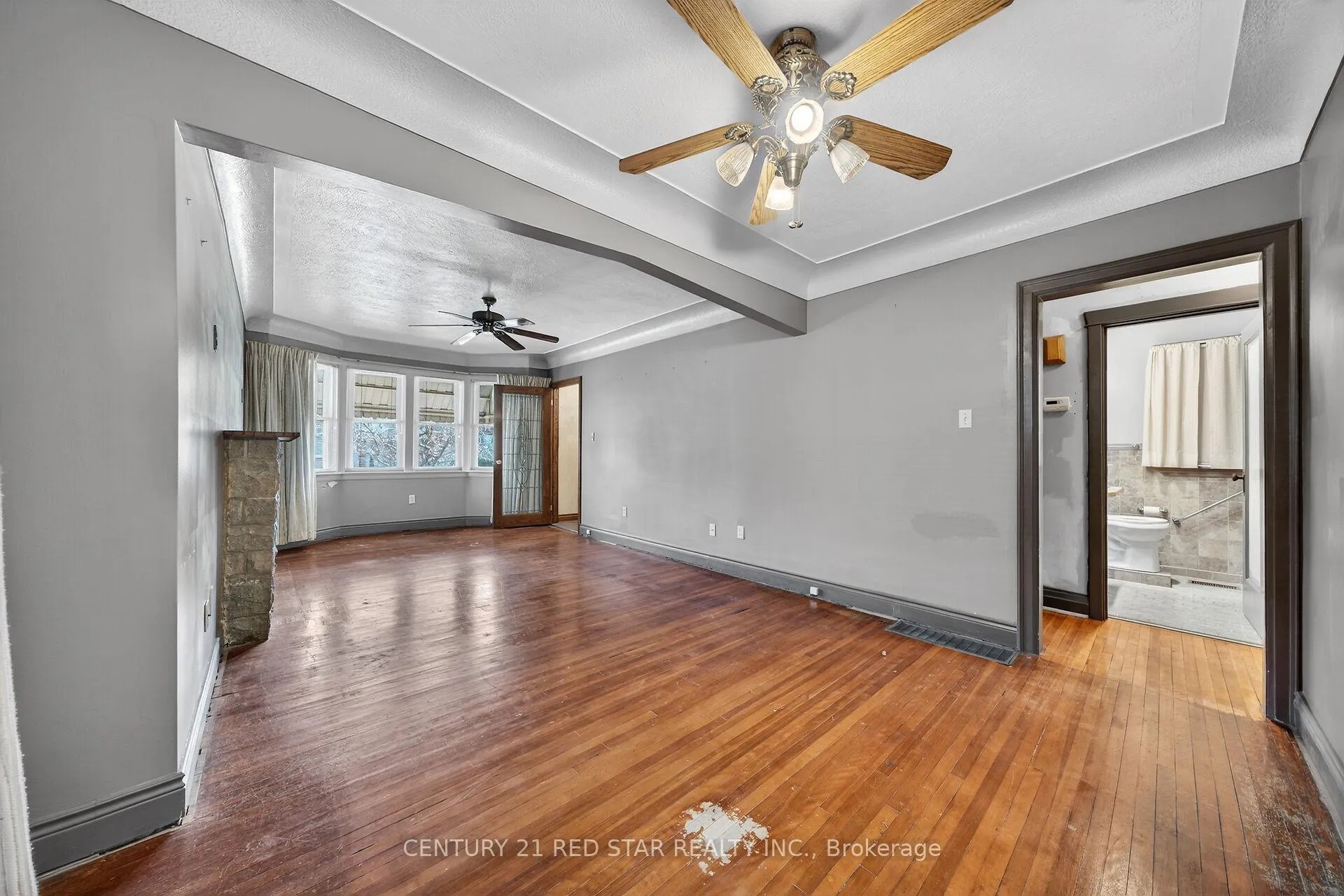 Photo 7 of 210 Huxley Avenue S, Hamilton, Delta — HOMEH
